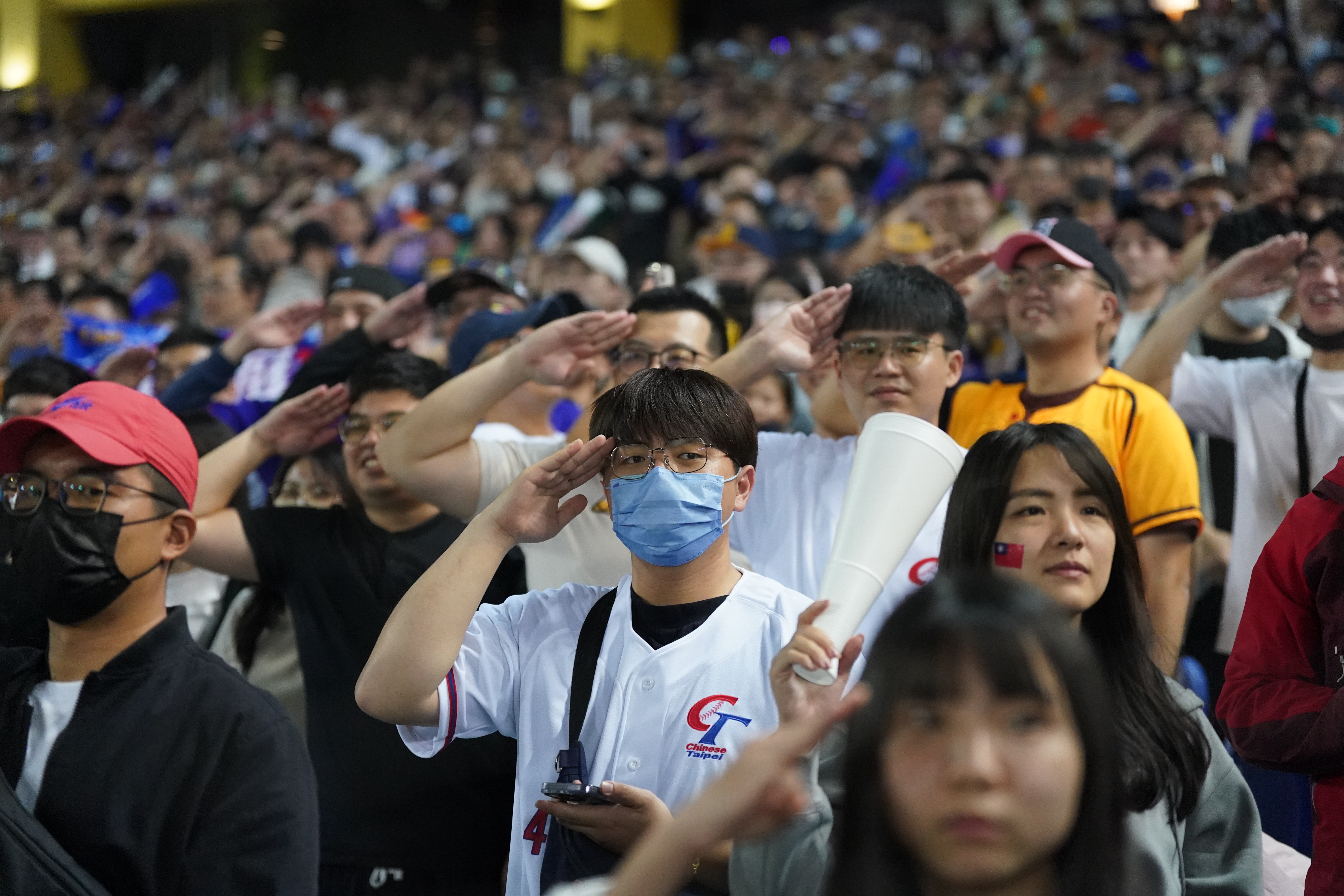 張育成只要上壘全場球迷就會向他敬禮。（悍創提供）
