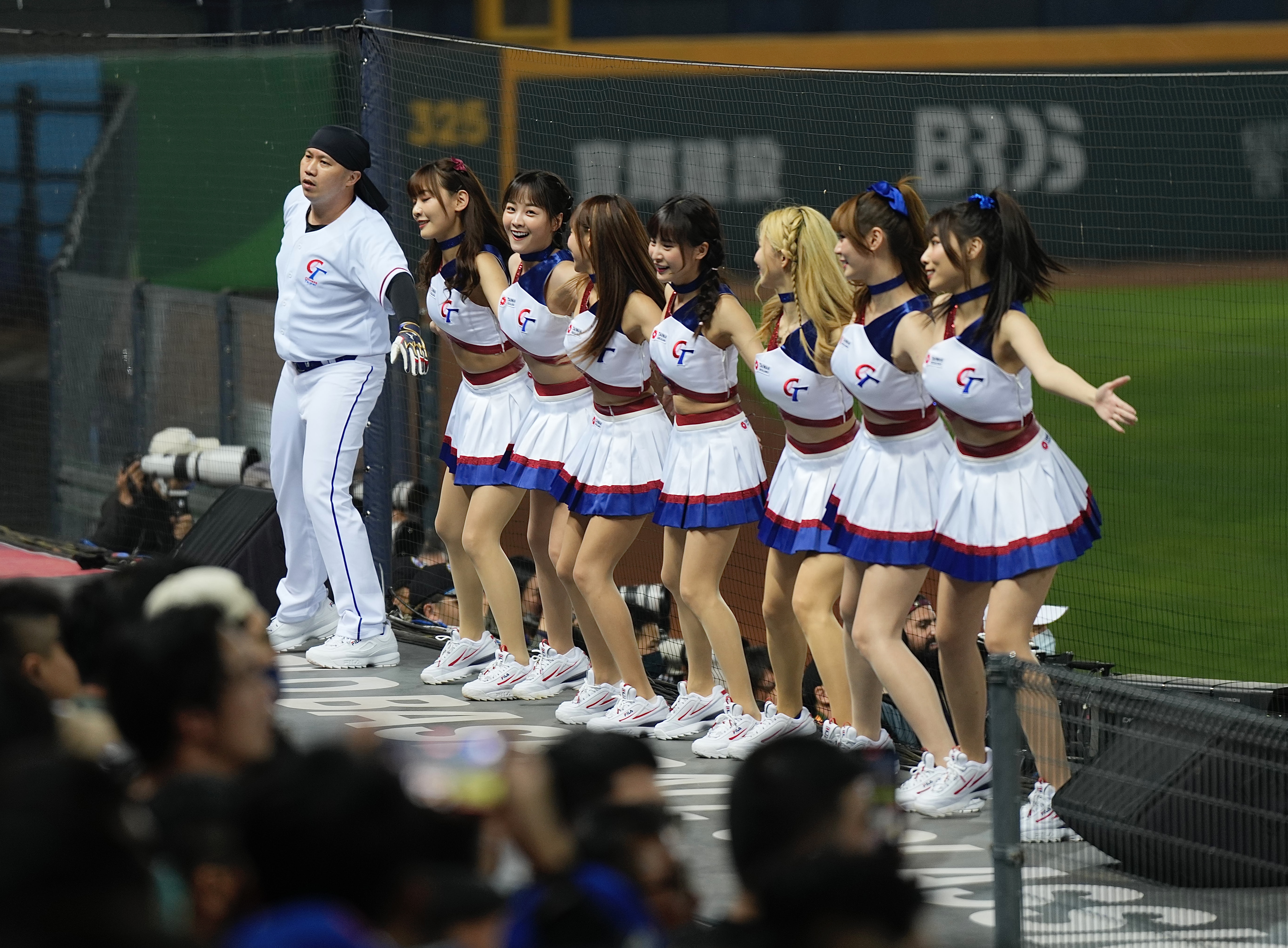 日本網友對於台灣被淘汰相當崩潰，但是是因為看不到啦啦隊了。（悍創提供）