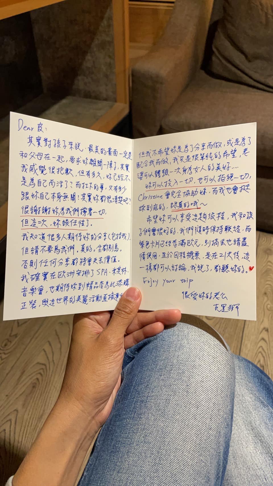 宥勝還寫了長文的卡片給妻子。（翻攝自臉書宥勝之旅）