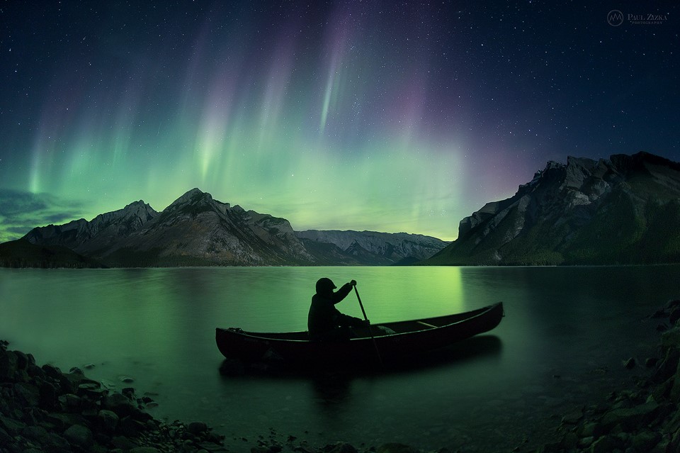 加拿大育空地區賞極光已是當地熱門活動，甚至可以划獨木舟賞極光。（育空旅遊局提供）
