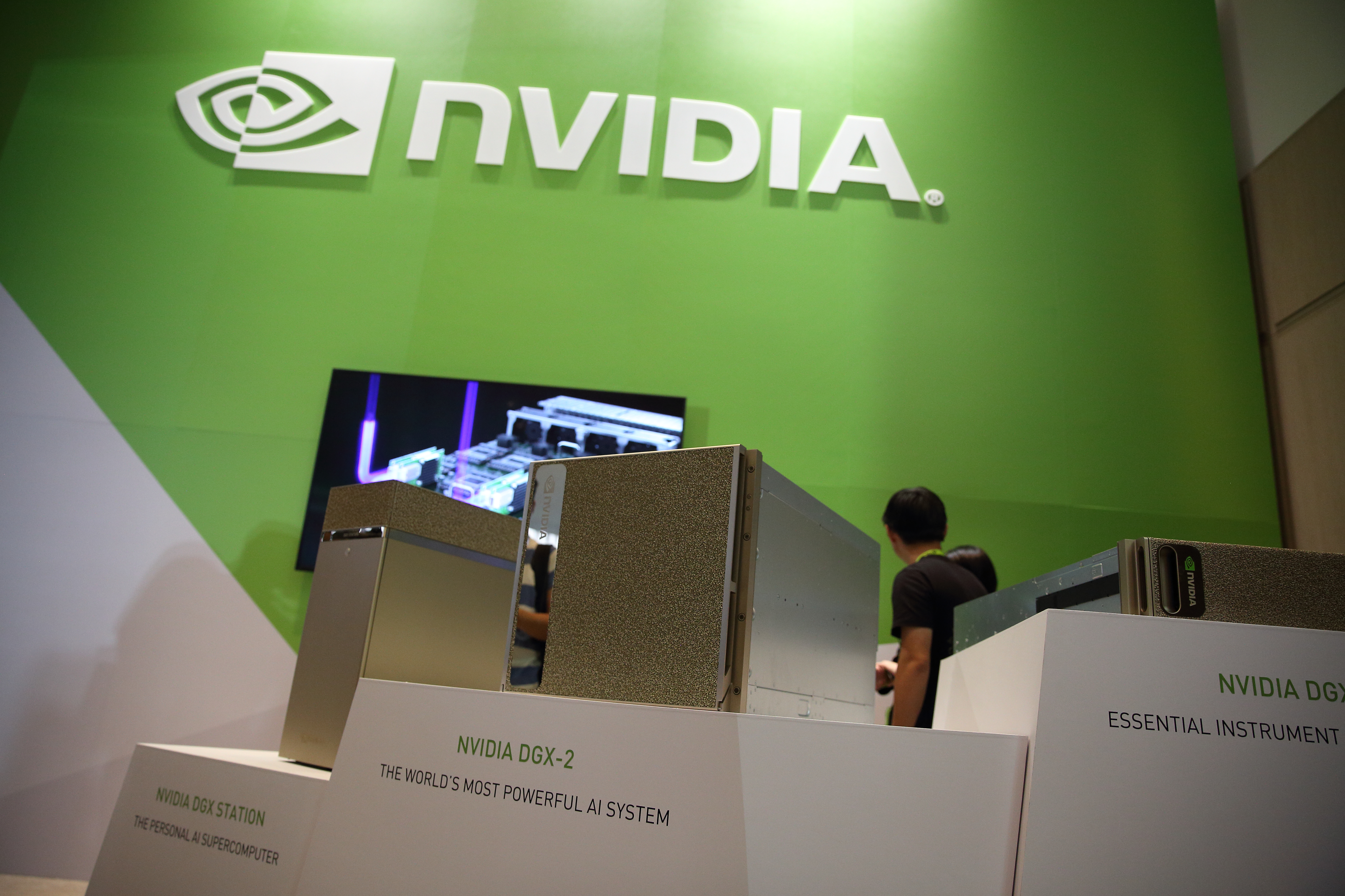 台灣擁有伺服器硬體基礎，切入生成式AI的算力市場頗具優勢，但專家提醒業者採購繪圖晶片可別躁進，找到用戶再做打算。圖為高運算晶片大廠--輝達（nVidia）。