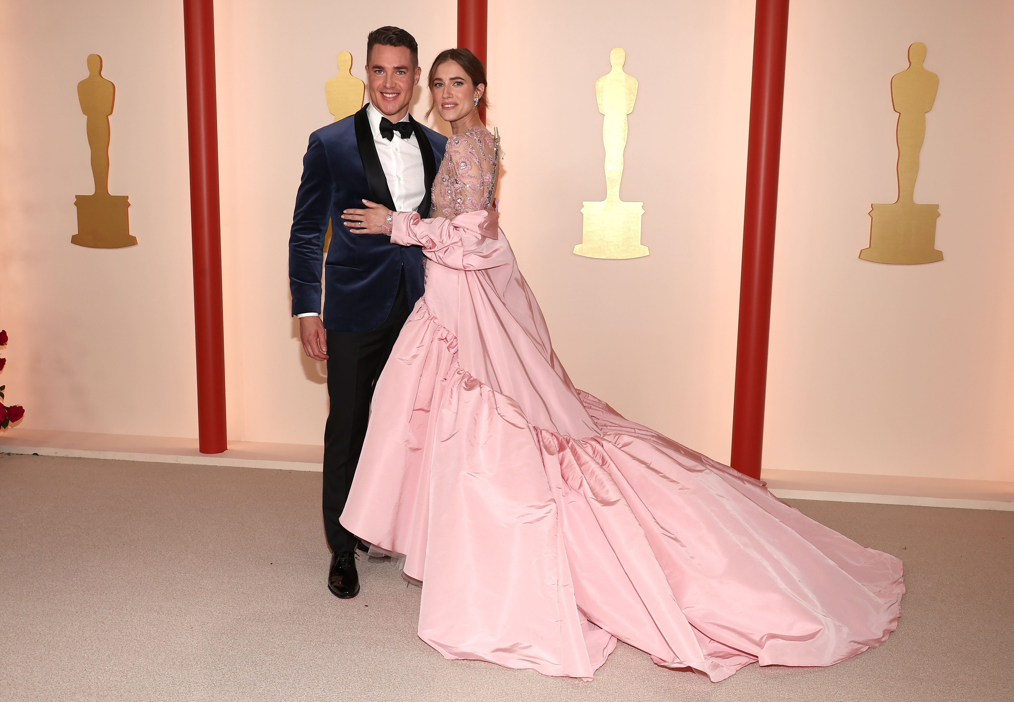 《窒友梅根》女主角（右）愛莉森威廉絲穿著Prada訂製服，與男友亞歷山大德雷蒙（左）。怎麼，居然不是跟梅根一起走紅毯！這樣梅根生氣氣！（東方IC）