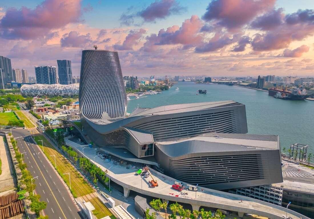 「高雄港旅運中心」位處高雄港19、20號碼頭，耗時將近10年打造。