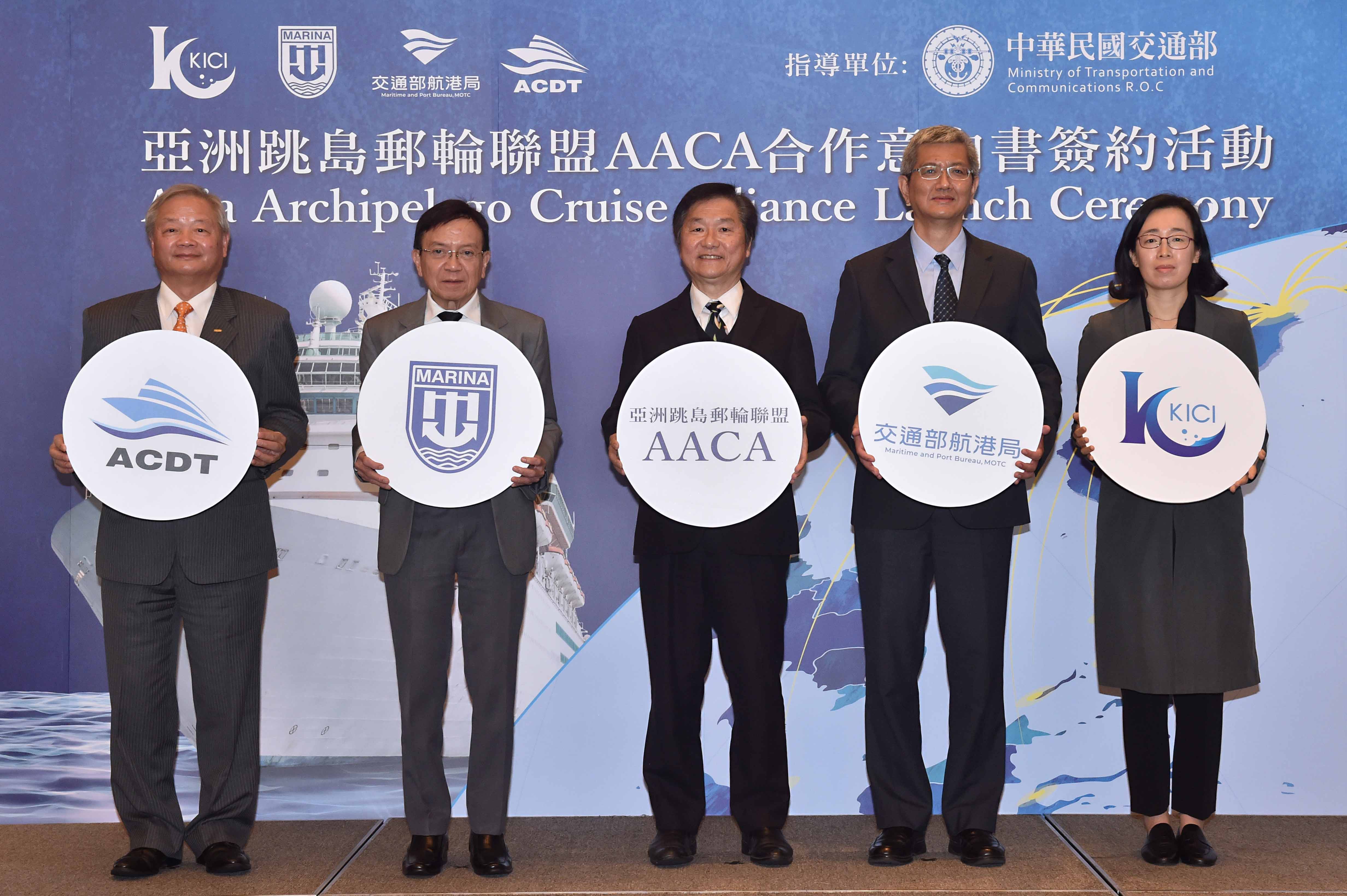 交通部祁文中次長（中）、航港局葉協隆局長（右二）、菲律賓海事產業署Hernani N. Fabia署長（左二）、韓國國際郵輪研究所林福順院長（右一）及台灣遊輪產業發展協會曾俊鵬。