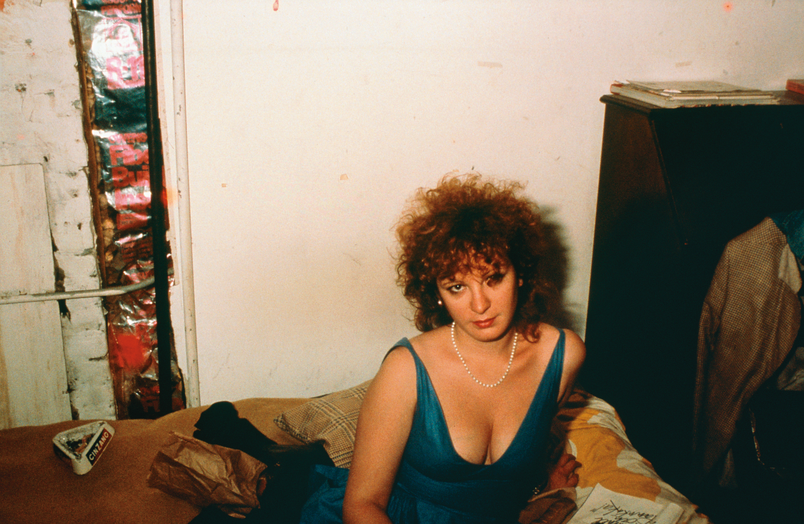 電影記錄了攝影師南戈丁的生活與事業，以及她對抗造成其藥物成癮的製藥公司賽克勒家族垮台的故事。（好威映象提供）