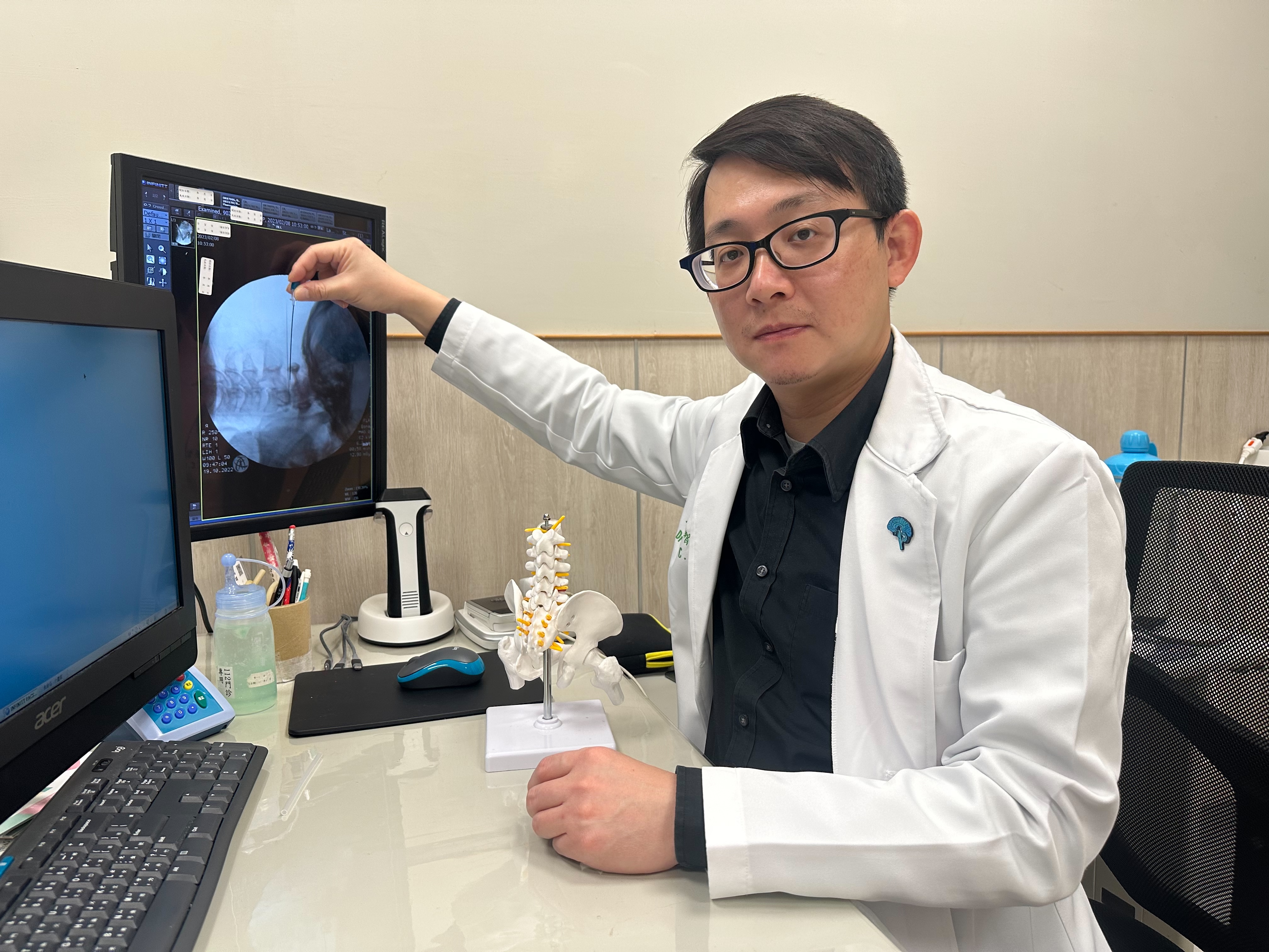 巫智穎醫師表示，高頻熱凝手術的原理是將導針置入所需治療的神經周圍利用高頻電波傳遞能量達到止痛效果。（中國醫藥大學新竹附設醫院提供）