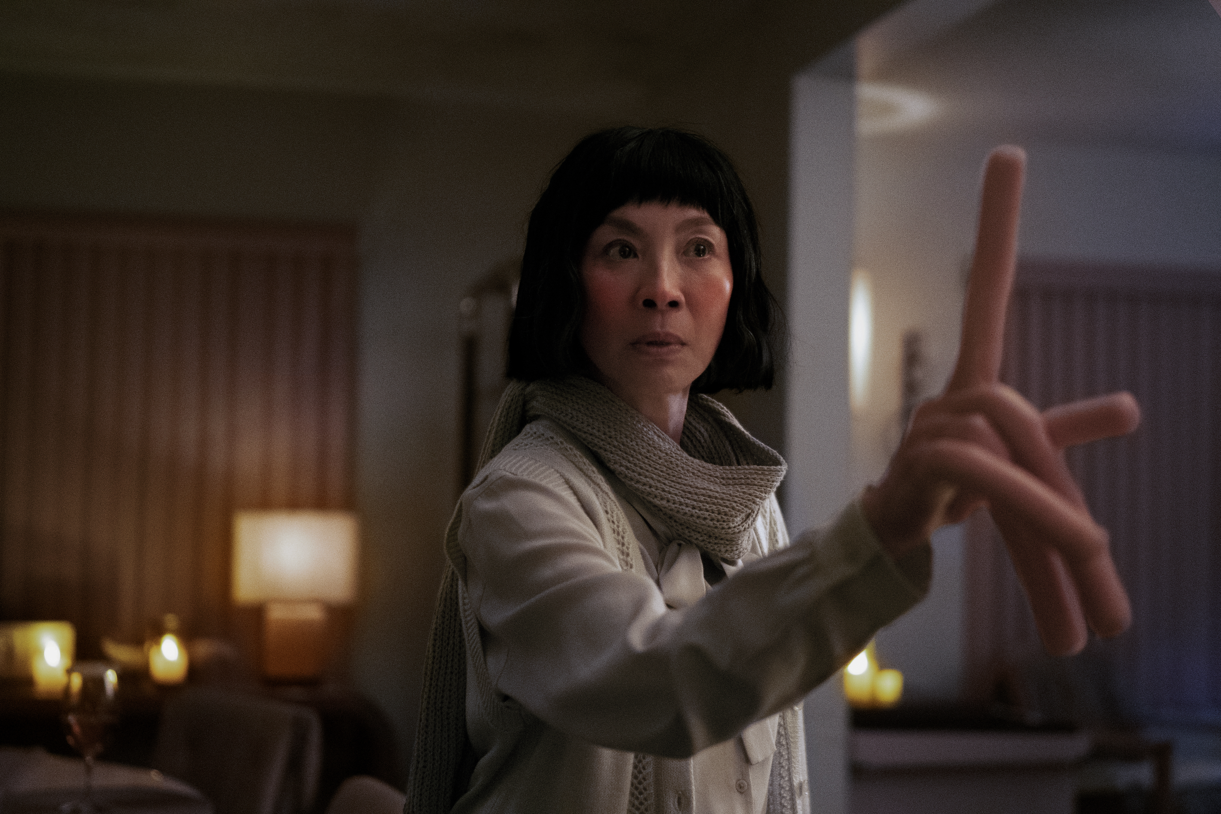 《媽的多重宇宙》有各式各樣的奇思妙想，像是熱狗手指宇宙。（HBO GO提供）