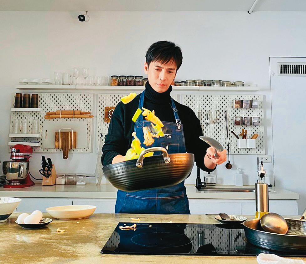Gino副業投資食品,時常在社群分享美食資訊。(翻攝自GINO IG)