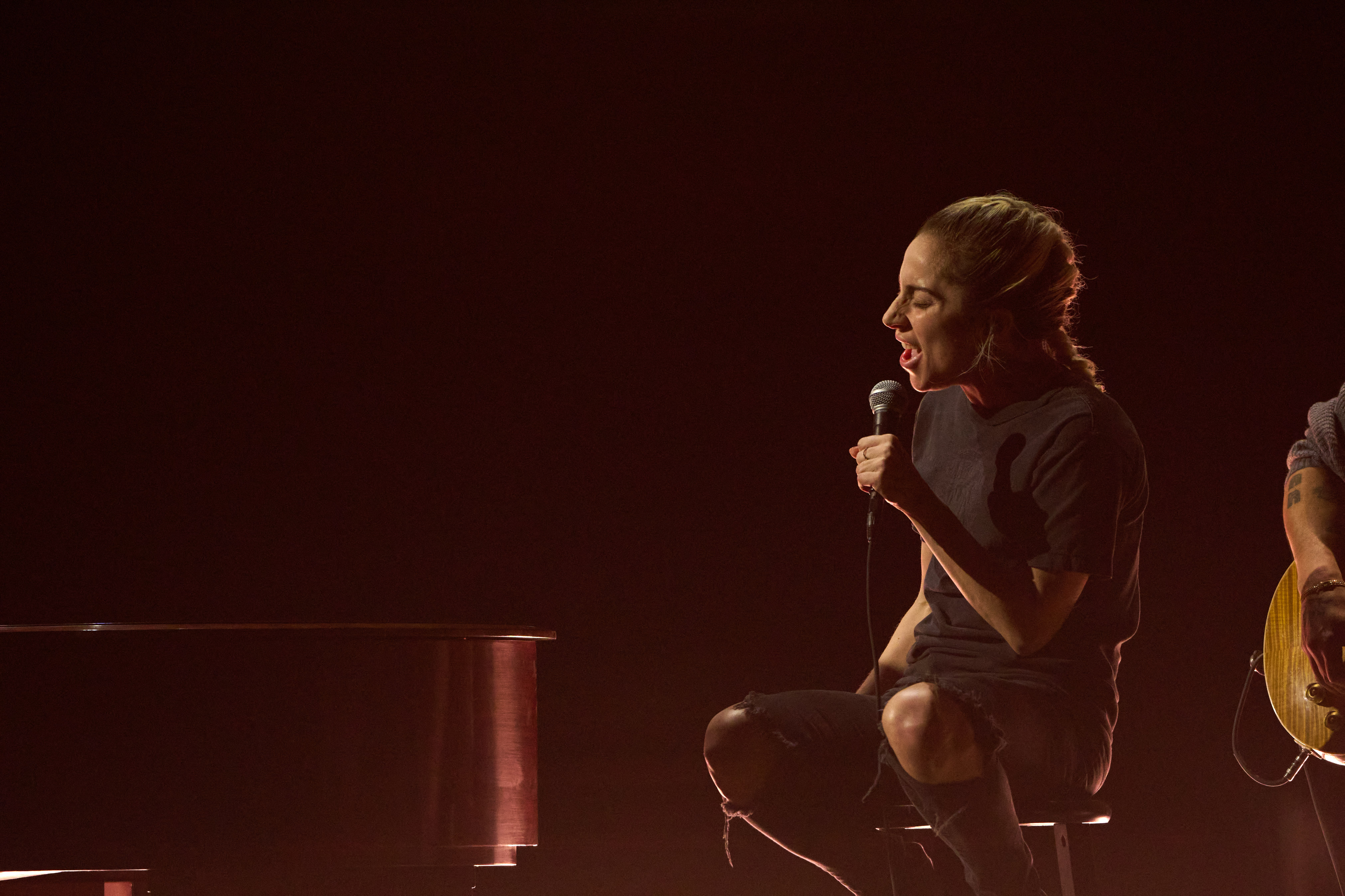 女神卡卡緊急改變主意，登上奧斯卡頒獎典禮舞台演唱入圍歌曲〈Hold My Hand〉。 （Blaine Ohigashi / ©A.M.P.A.S.）