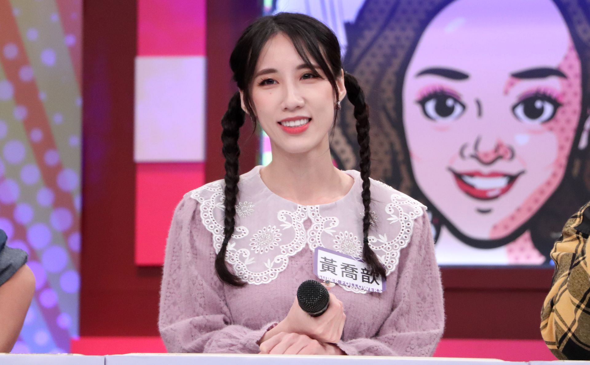 黃喬歆帶著前男友送的禮物上節目錄影。（中天提供）