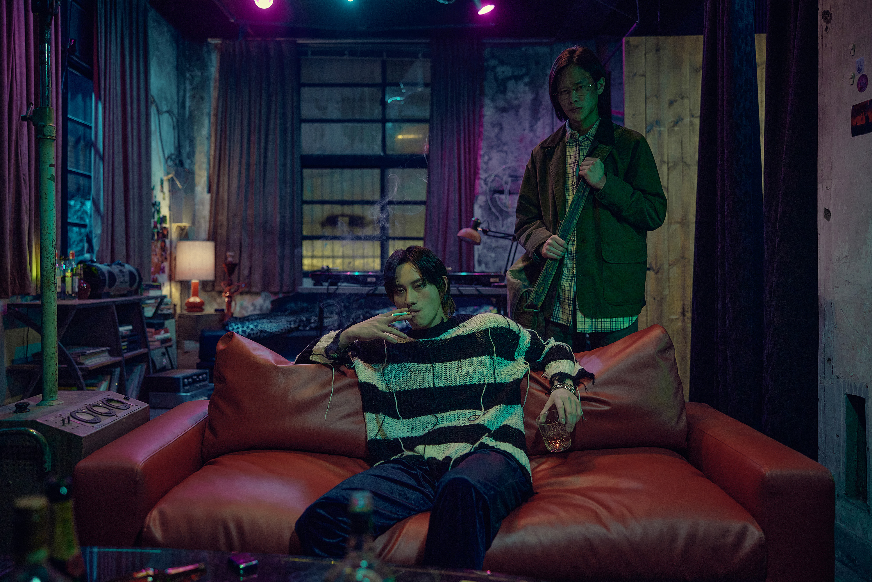 范少勳、夏騰宏在《模仿犯》中首度合作飾演一對從小玩到大的青梅竹馬。(Netflix提供)