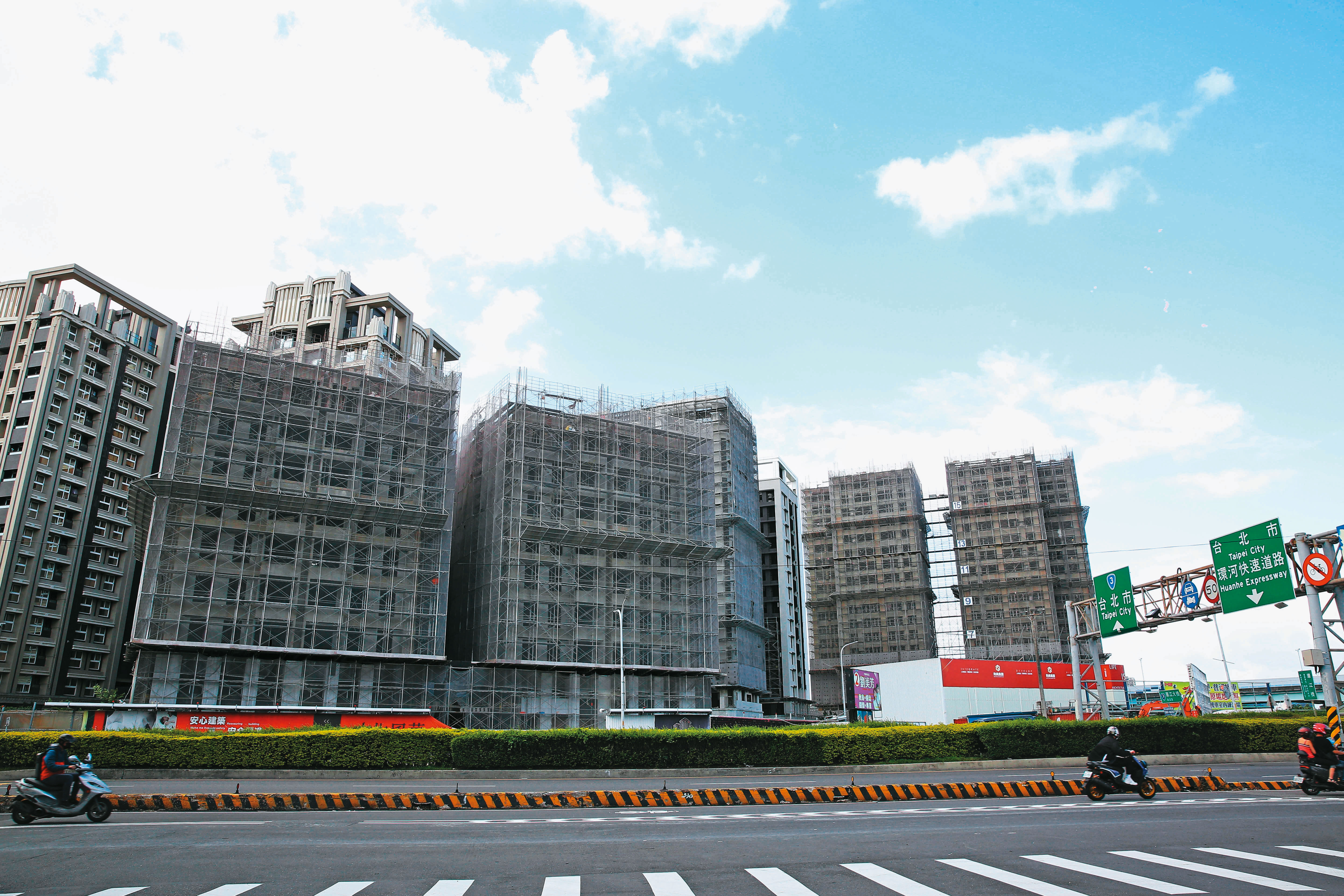 329的推案量驚人，建商必須做出度小月的準備，購房者也切忌追高。