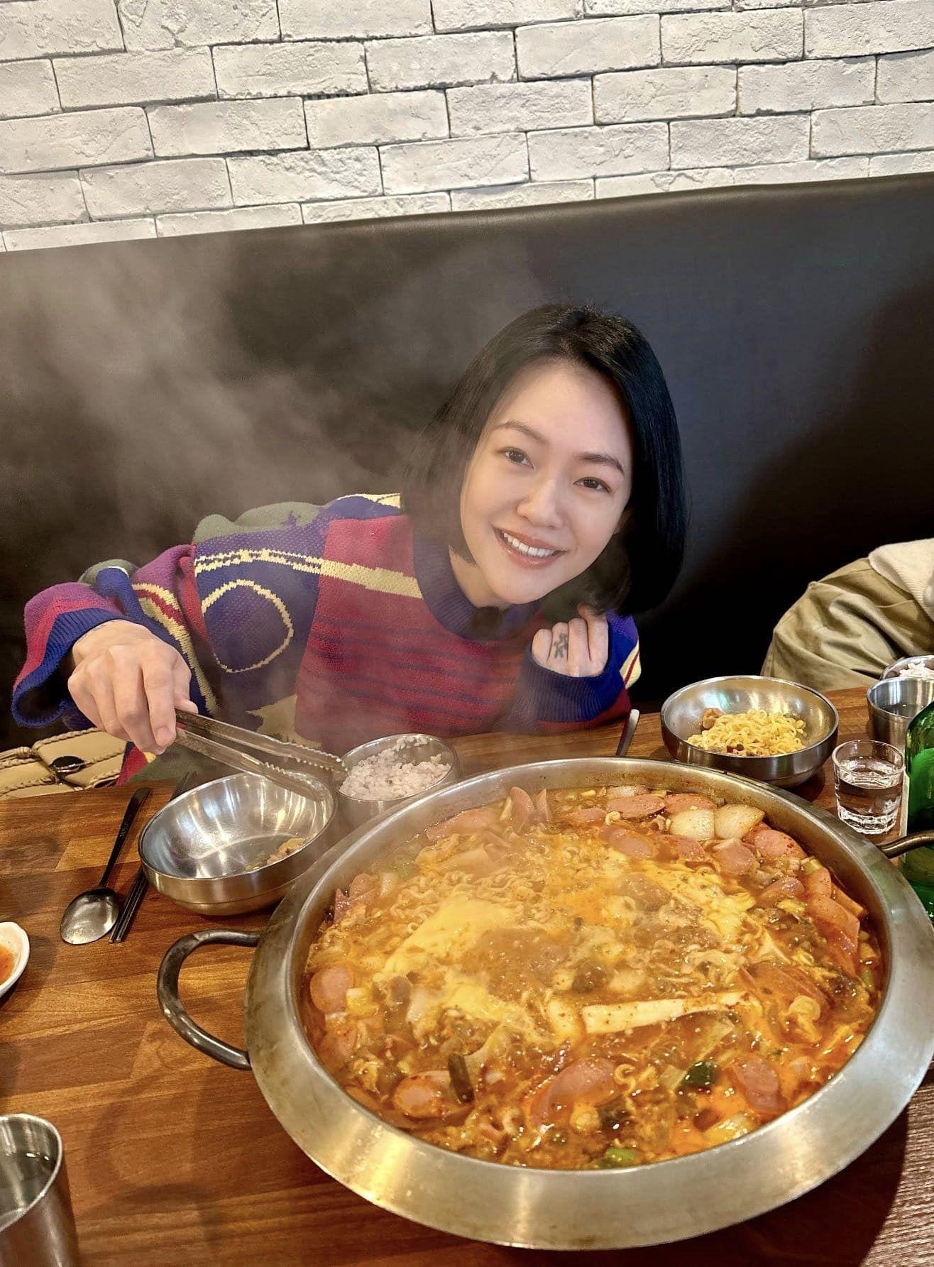 小S吃了美食部隊鍋,「尤其那起司片加下去,我的心彷彿一起融化了」!(翻攝自小S臉書)