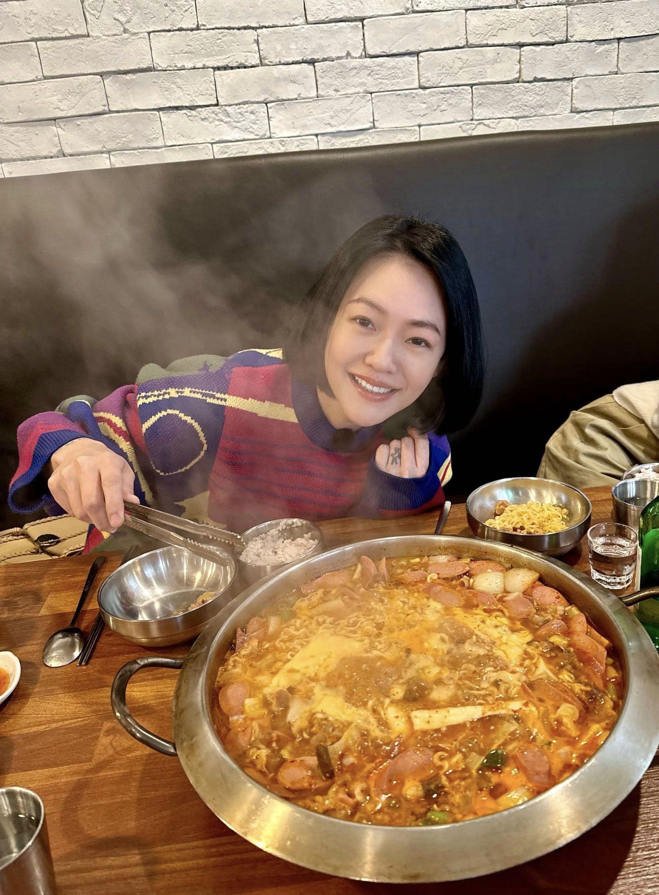 小S吃了美食部隊鍋,「尤其那起司片加下去,我的心彷彿一起融化了」!(翻攝自小S臉書)