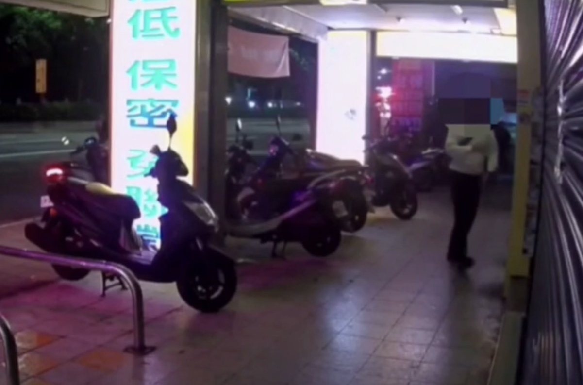 警方調閱監視器，發現謝男當時單獨騎車前往，並進入大樓、闖進被害女子套房。（翻攝畫面）