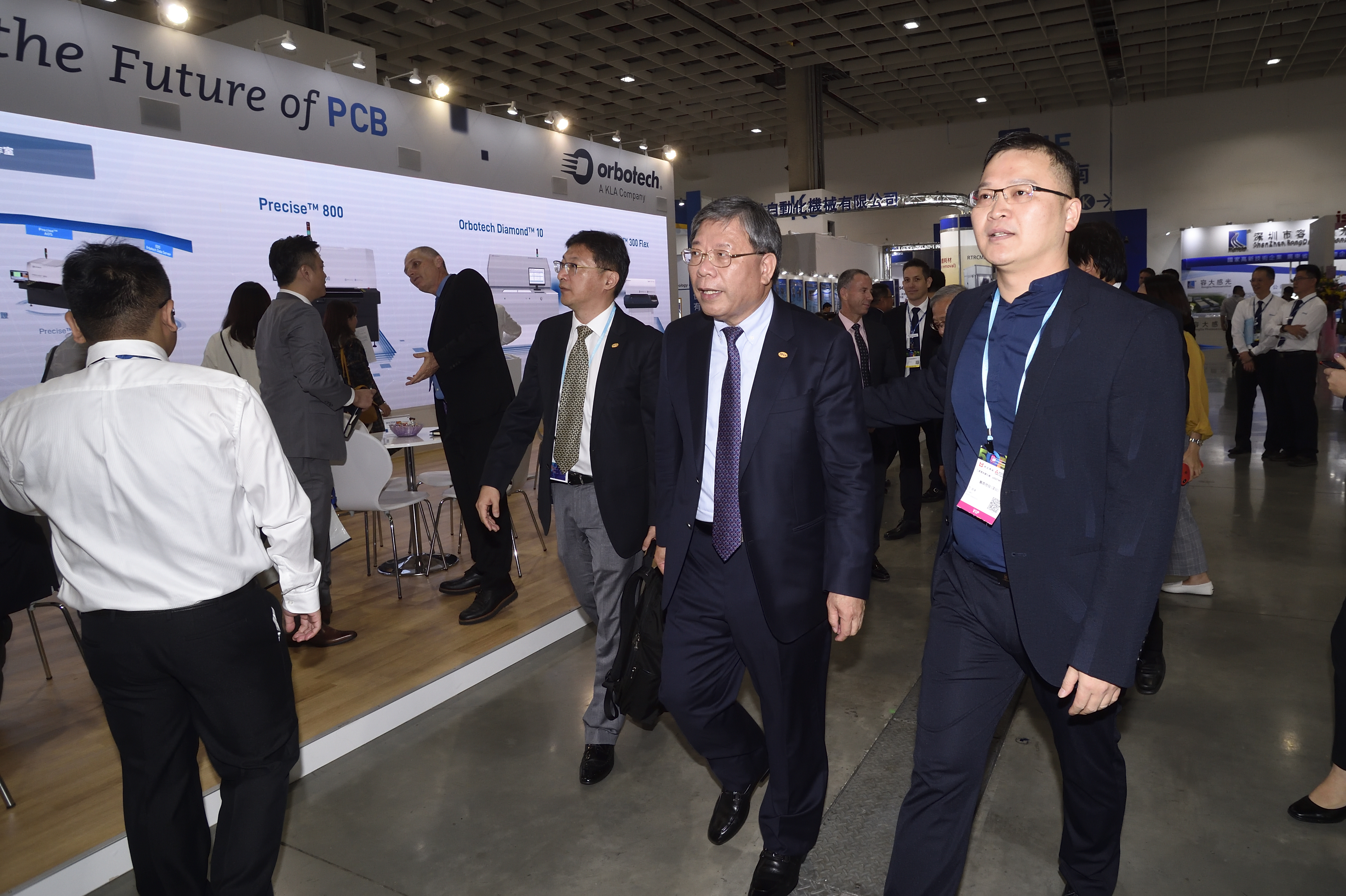 臻鼎董事長沈慶芳（前排右二）對今年營運看法保守中有樂觀，在「糧草先行」的策略下，高階訂單可望成為中長期營運成長主力。（本刊資料照）