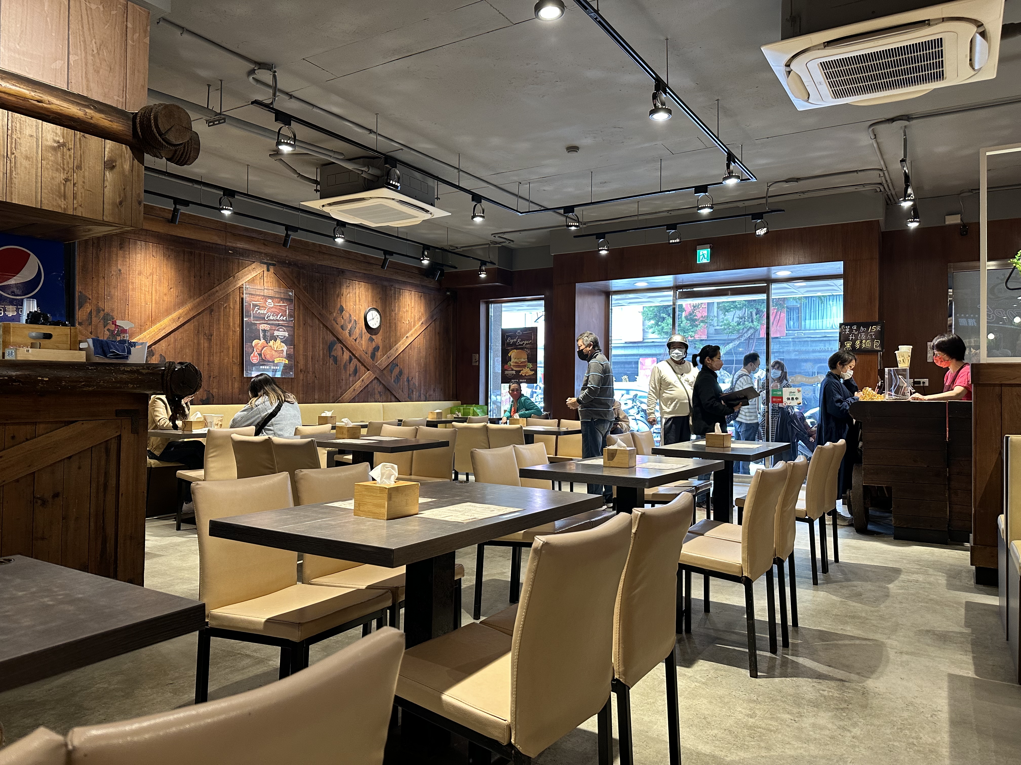 裝潢簡約明亮，餐點價格親民。