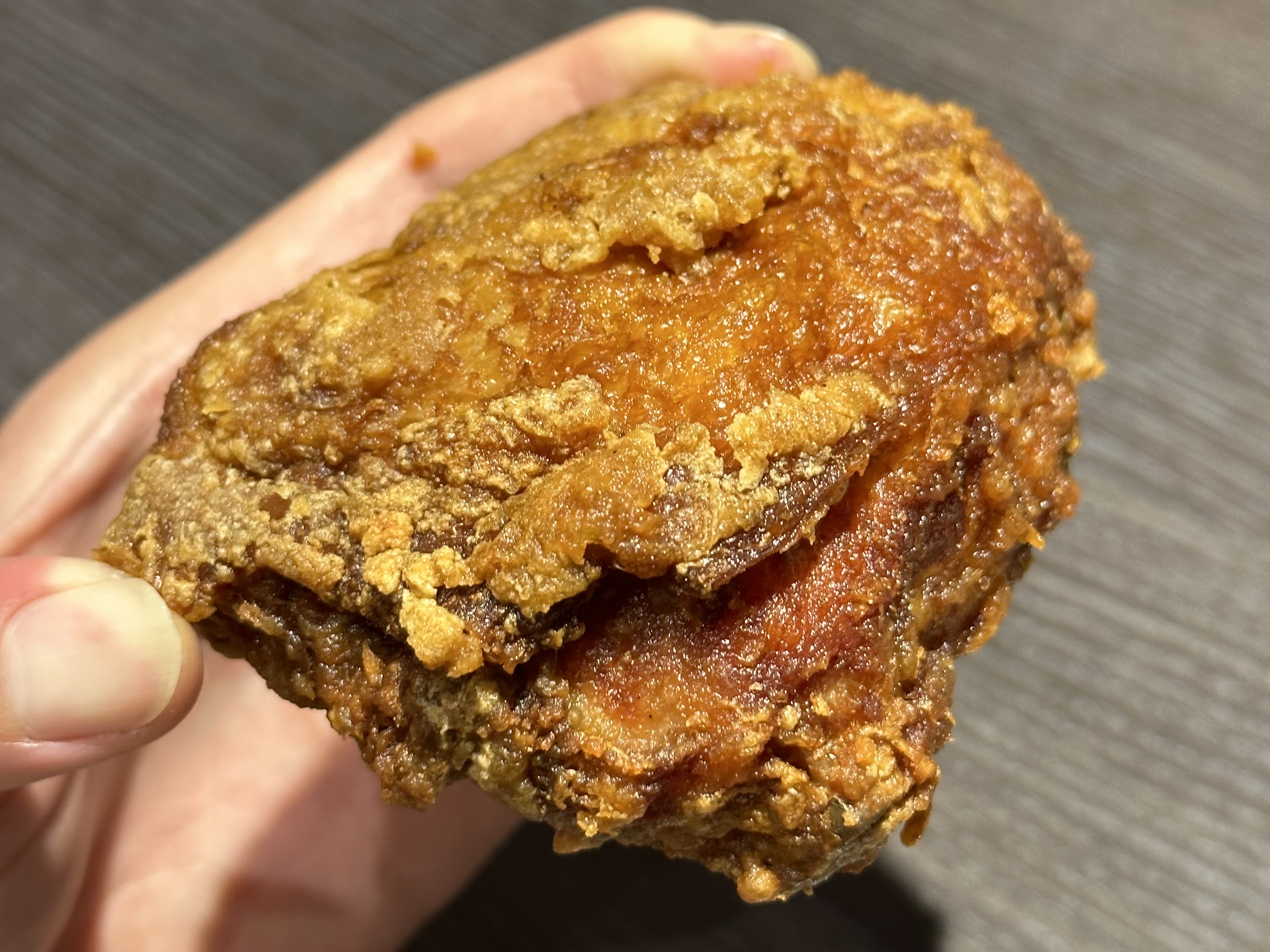 「腿排」麵衣硬脆不油，鹹香有味。（70元／單點）