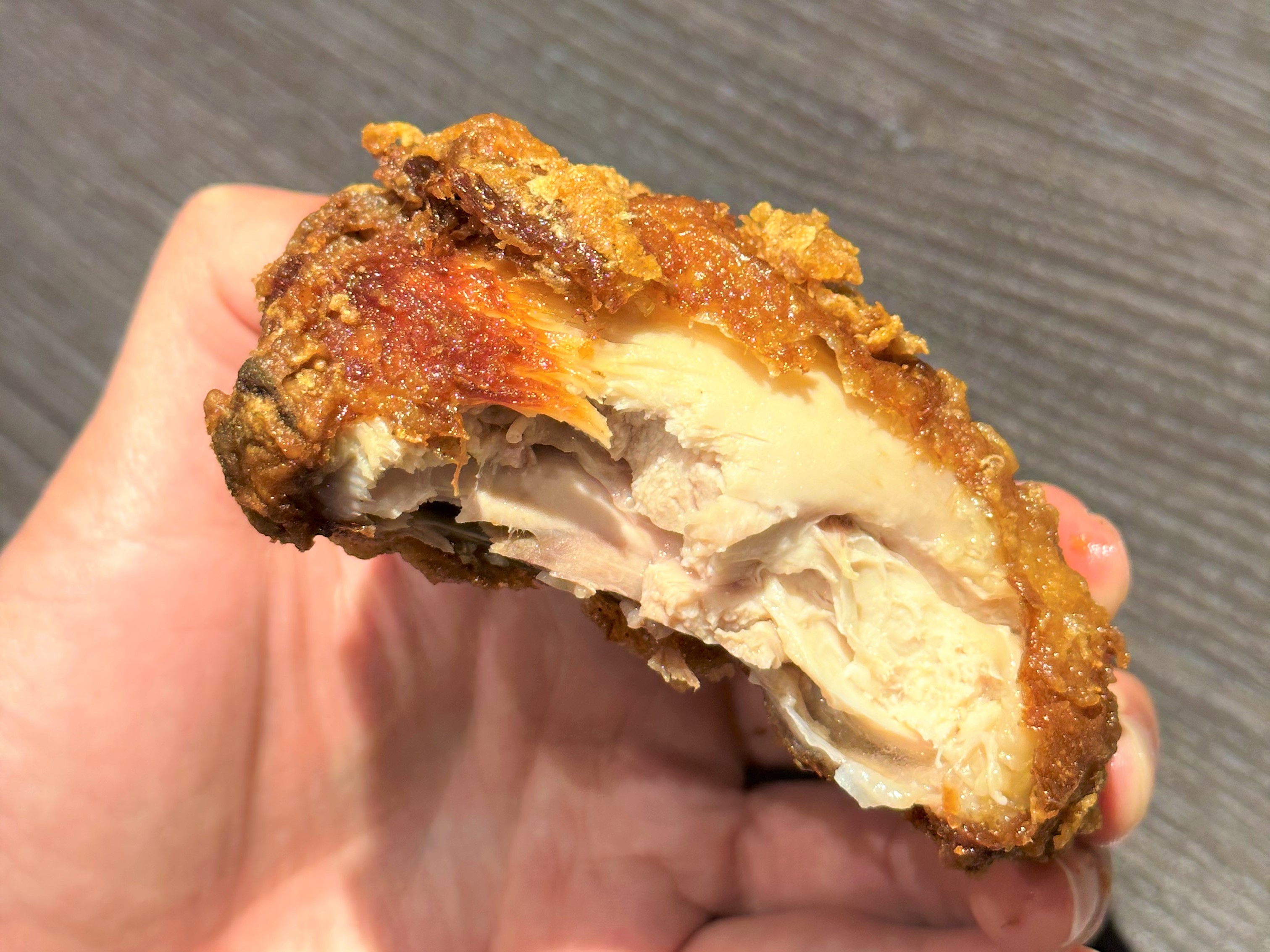 「腿排」肉質鮮嫩不柴，吃得到雞汁。