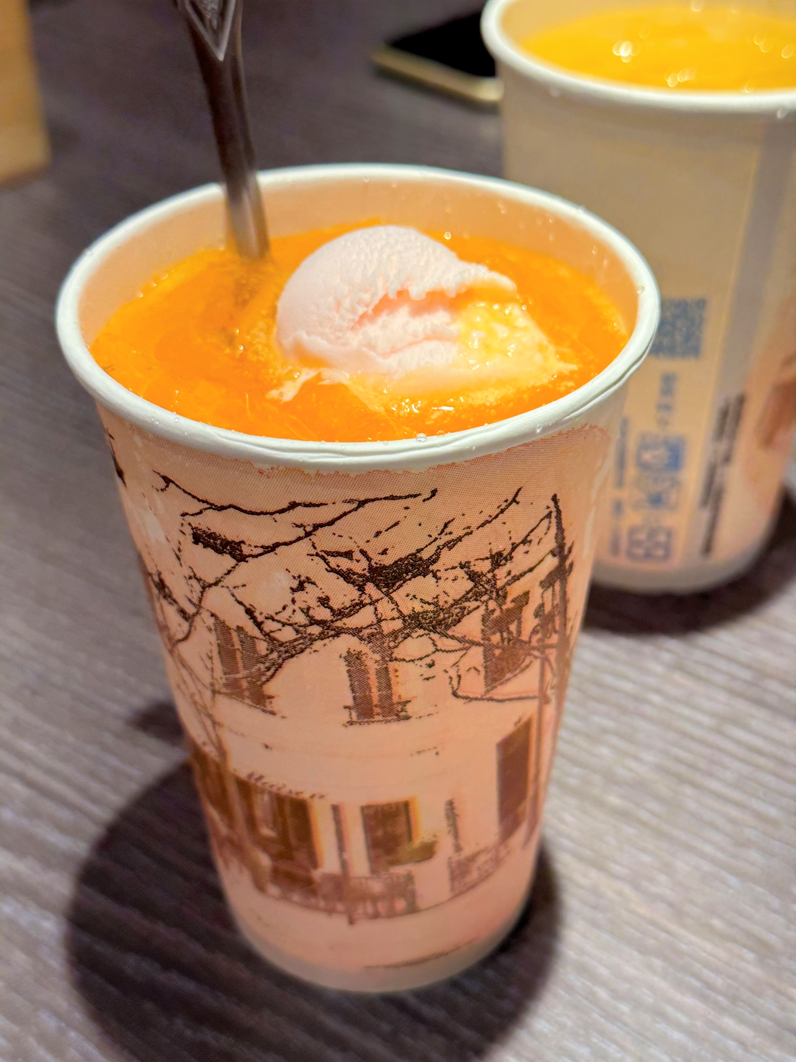 「草莓西打」是在芬達汽水上加一球草莓冰淇淋。（40元／中杯）