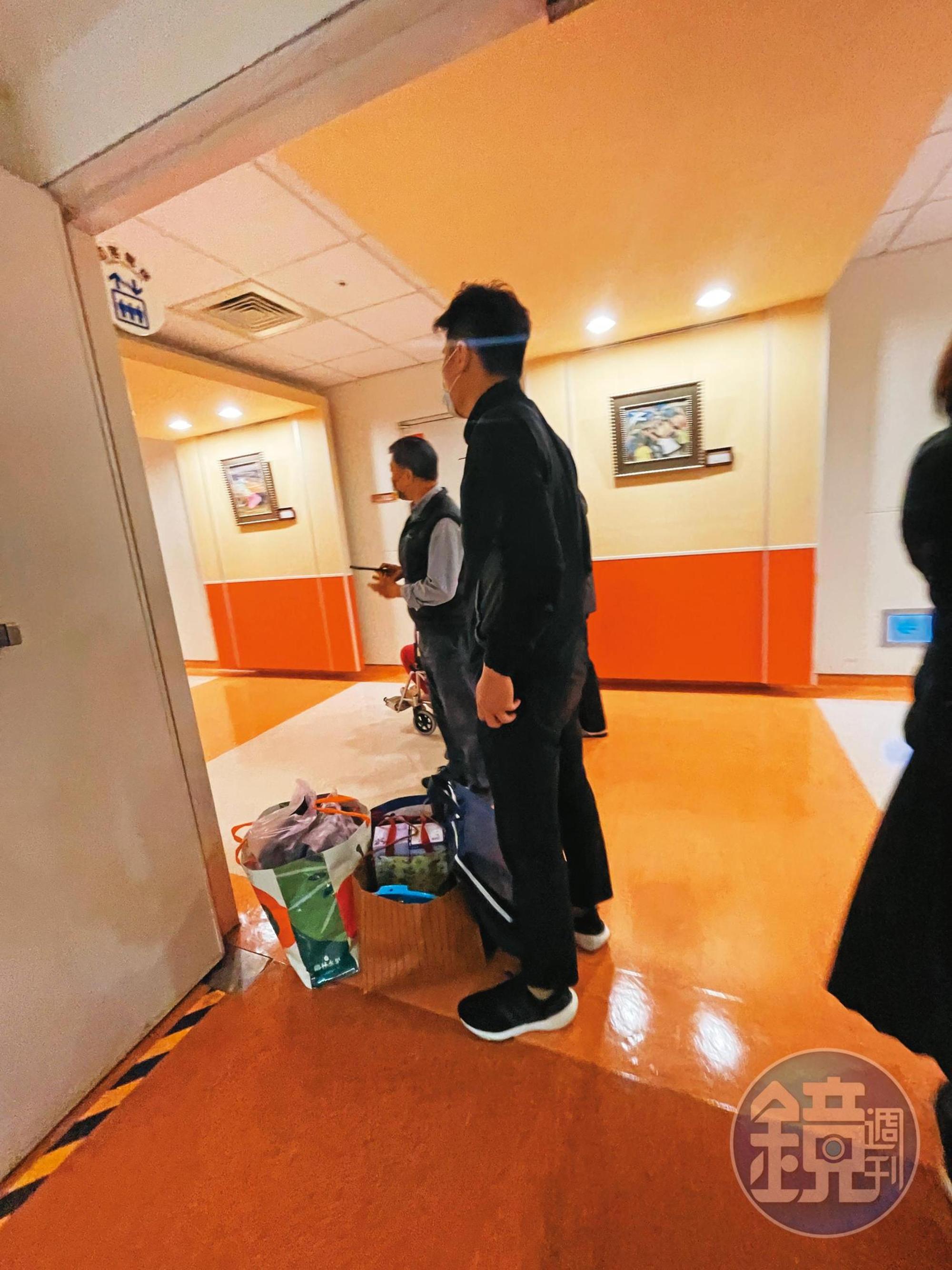 2023/3/3 12:00　板橋林家第9代長孫於2月底出生，林家派2名司機接駁搬行李。