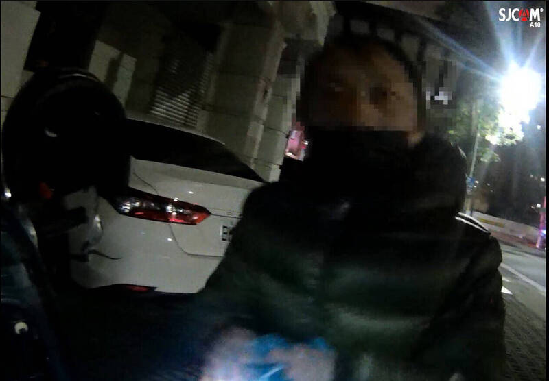 被發現袋內全都是大麻，李男當場潰堤爆哭。（警方提供）