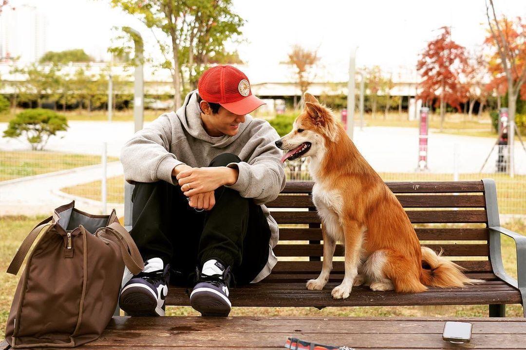 南韓演員李己雨將愛犬當成家人,時常在社群分享與狗互動的照片。(示意圖,翻攝IG@lee_kiwoo)