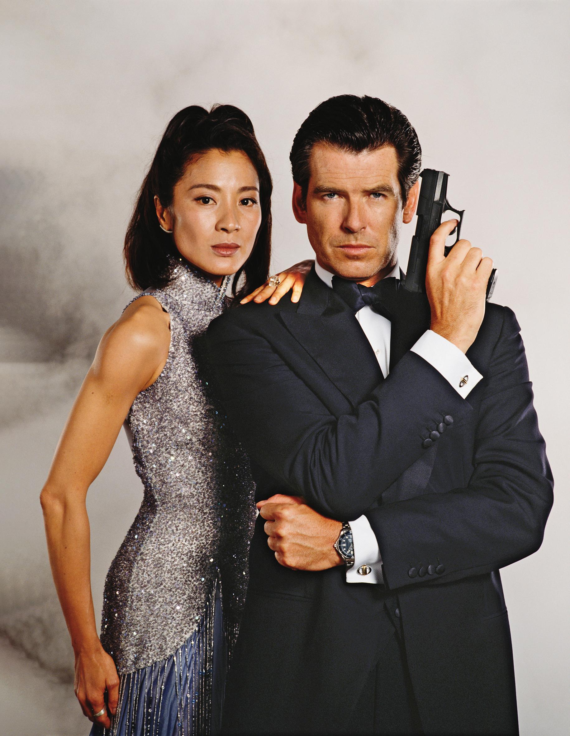 打破女人在007電影只能等龐德拯救的慣例，楊紫瓊（左）在《007：明日帝國》成為第一個能打、且沒有感情線的龐德女郎。右為皮爾斯布洛斯南。（翻攝自IMDB）