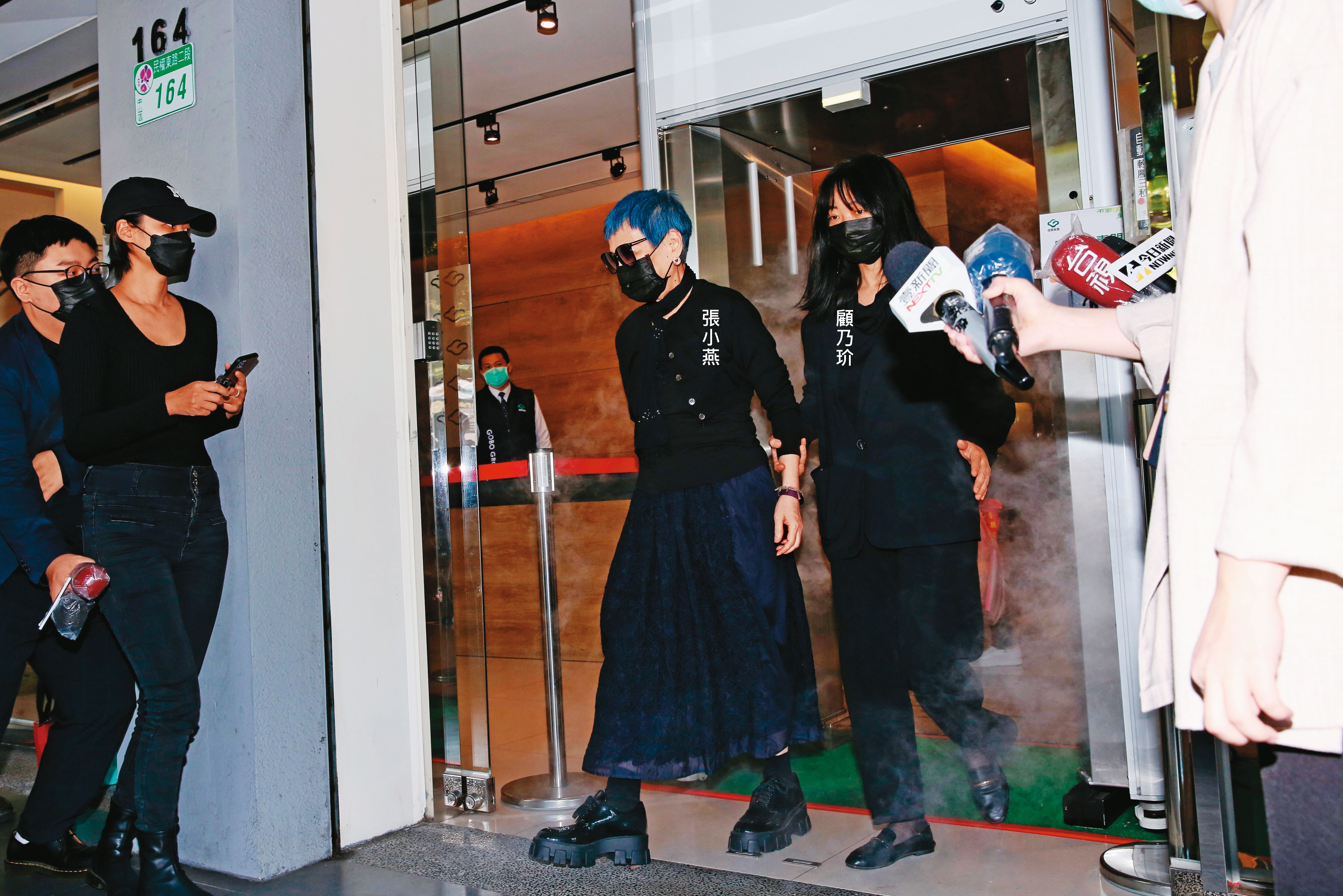 顧寶明過世後，藝人張小燕特別到靈堂弔唁，顧乃玠則一路陪同。