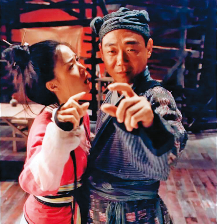 顧寶明(右)演出《暗戀桃花源》的袁老闆角色,被譽為經典之作。(翻攝網路)
