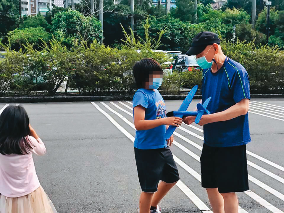 顧寶明與2名外孫關係親密，經常碰面。（翻攝顧乃玠臉書）