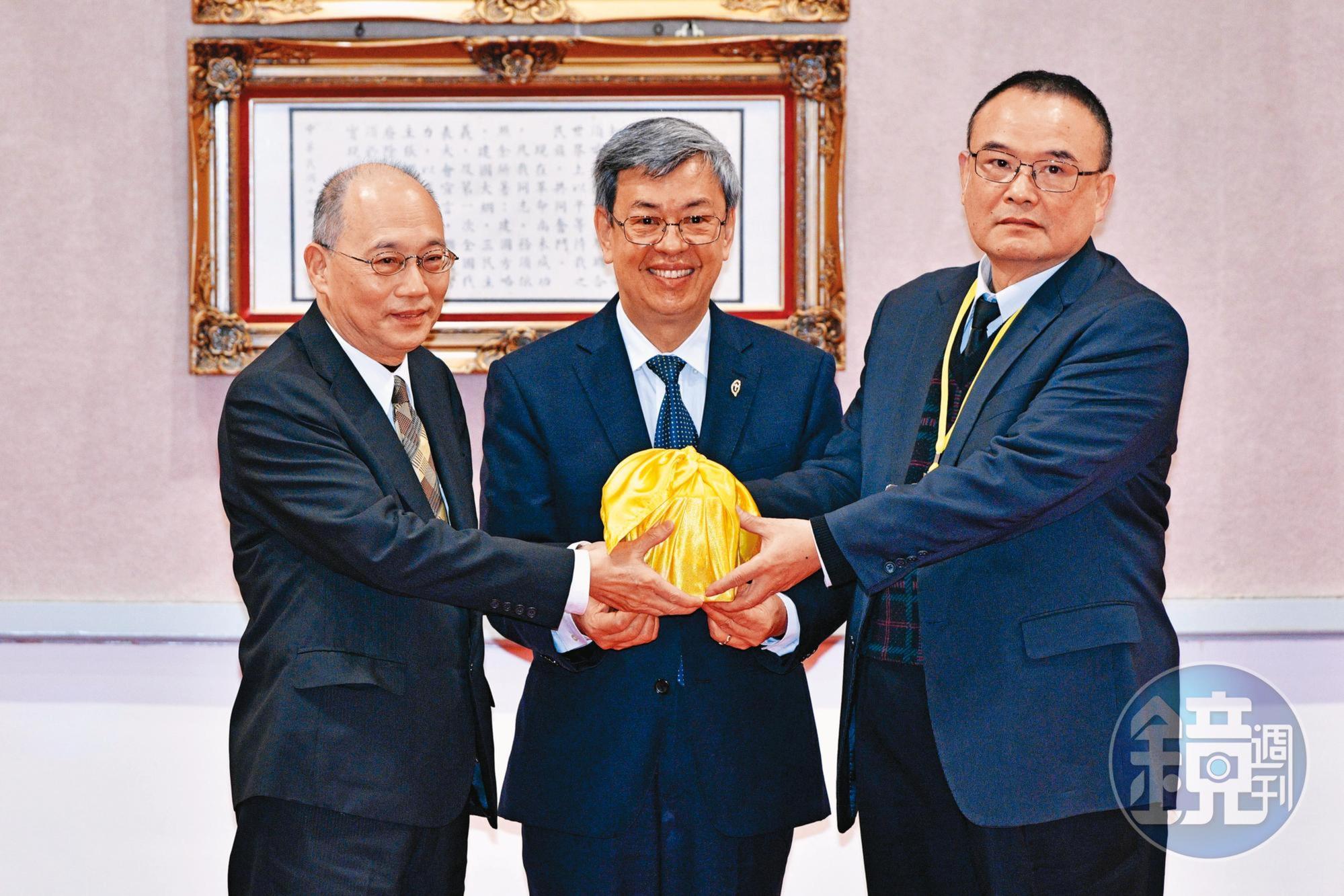 行政院長陳建仁（中）出席行政院聯合交接典禮，前故宮院長吳密察（左）交接給現任院長蕭宗煌（右）。