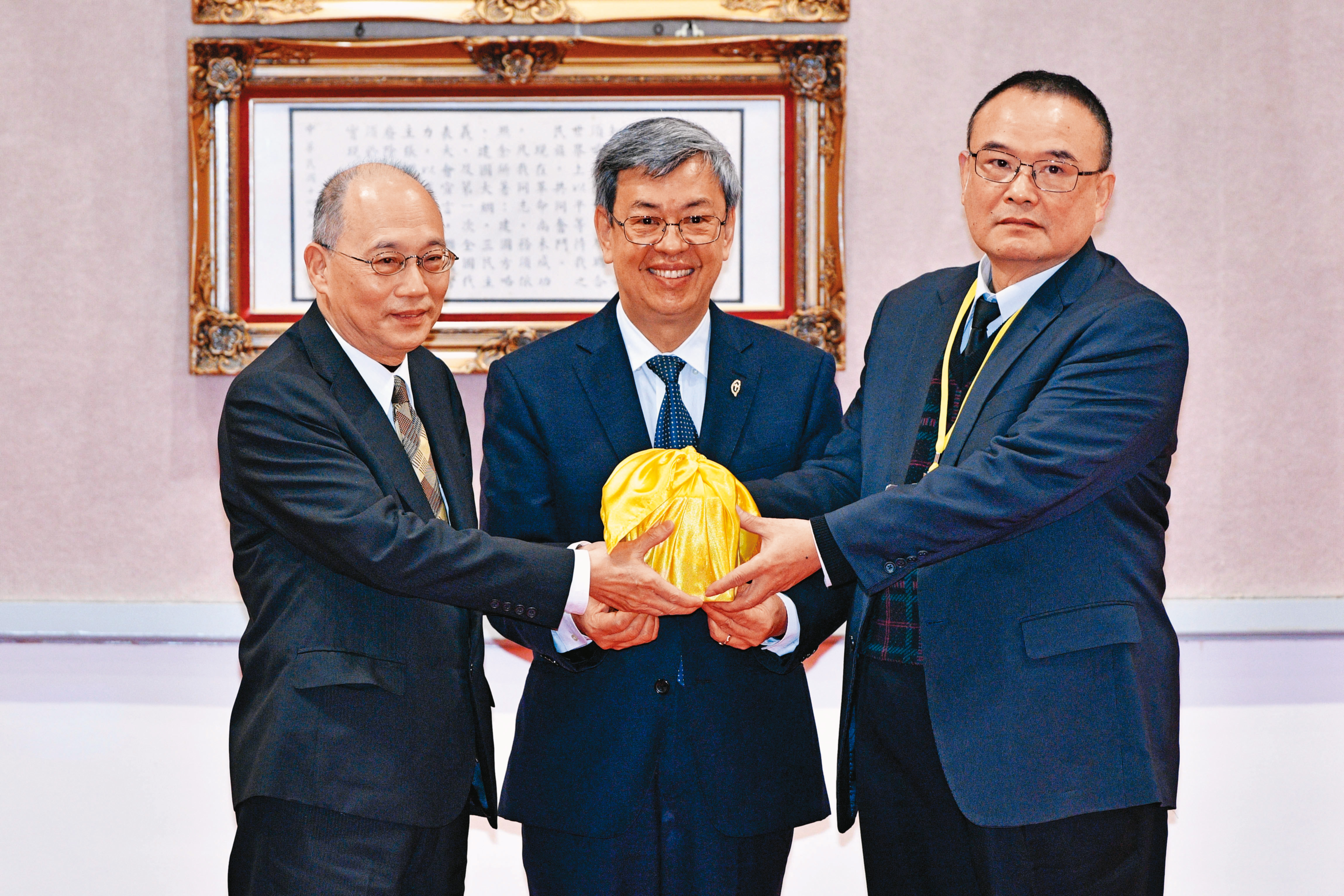 行政院長陳建仁（中）主持交接典禮，前故宮院長吳密察（左）交接給現任院長蕭宗煌（右）。