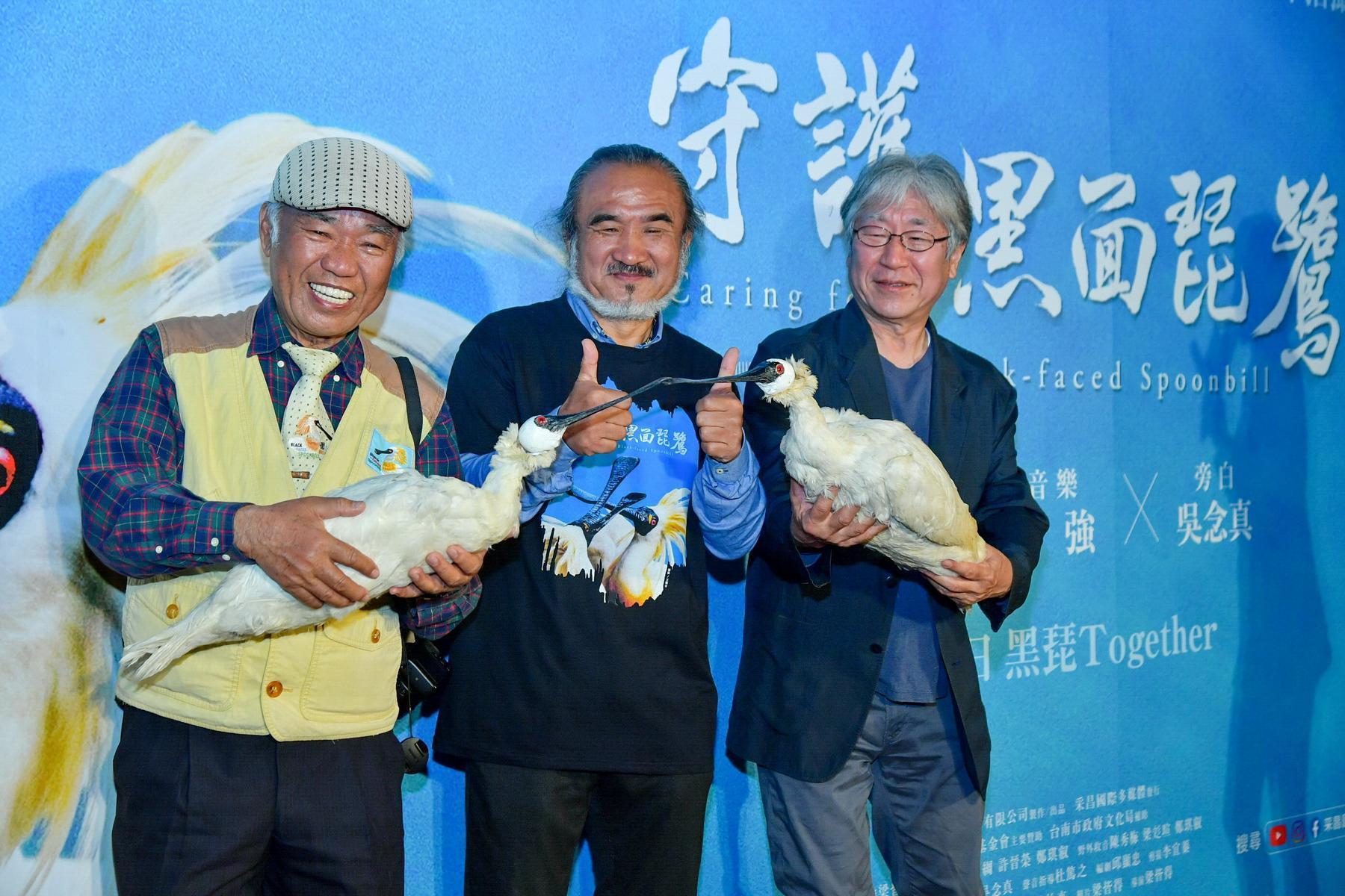 梁皆得（中）藉黑面琵鷺的仿真模型吸引真鳥接近，捕捉珍貴畫面。左為王徵吉、右為松本悟。（采昌國際多媒體提供）