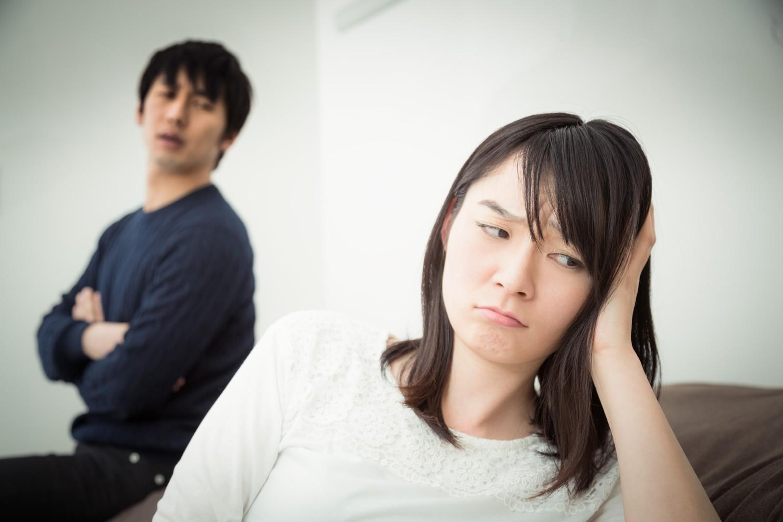 一名人妻婚後半年才發現老公前妻一直住在婆家,老公甚至不時假借吵架回去跟前妻睡同房,腳踩兩條船。(示意圖,Pakutaso)
