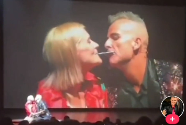 澳洲魔術師墨菲在郵輪表演時，與女觀眾公然調情玩「撲克牌之吻」。（翻攝推特@Dr. Nightmare）