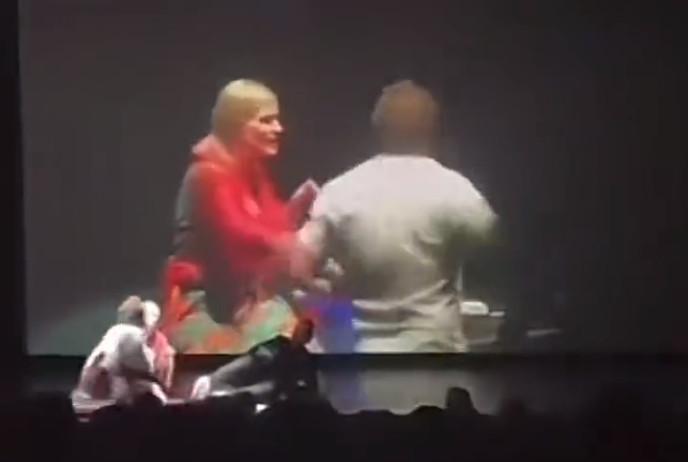 疑似女觀眾老公不滿兩人過於親密，竟衝上台怒毆魔術師。（翻攝推特@Dr. Nightmare）