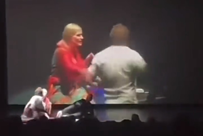 疑似女觀眾老公不滿兩人過於親密,竟衝上台怒毆魔術師。(翻攝推特@Dr. Nightmare)