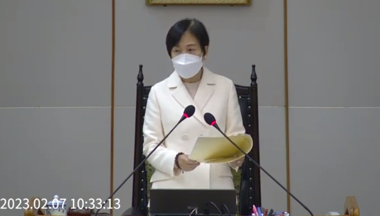 澎湖縣議長劉陳昭玲遭檢舉收賄，檢漏夜偵訊後聲請羈押禁見。（翻攝自澎湖縣議會YouTube）