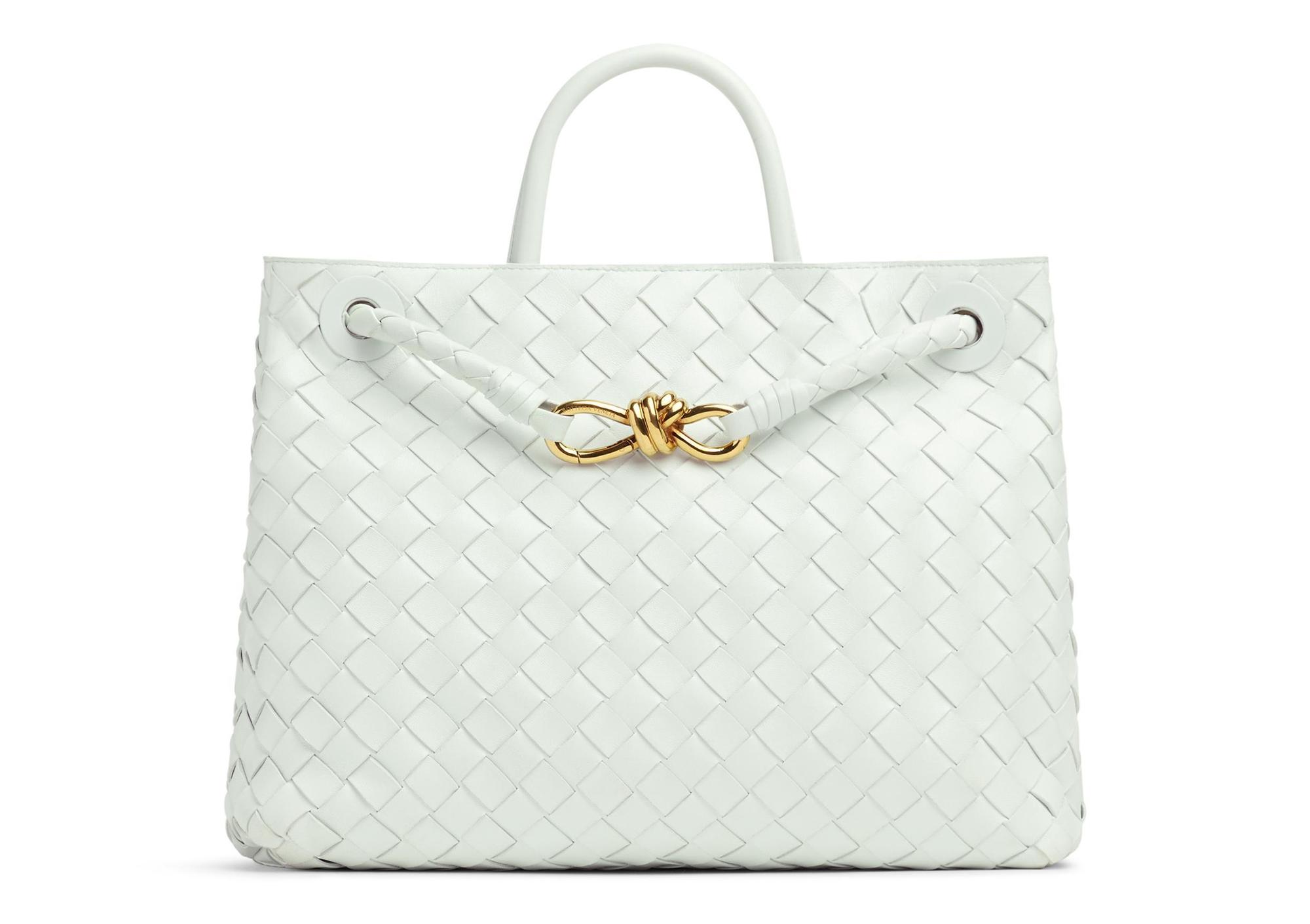 Andiamo冰河色編織皮革中型手提包。NT$150,800（BOTTEGA VENETA提供）