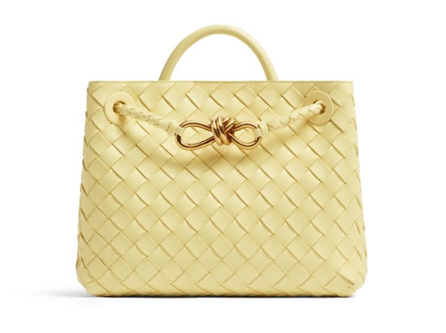 Andiamo冰淇淋色編織皮革小型手提包。NT$119,300（BOTTEGA VENETA提供）