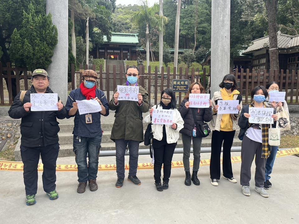 桃園市府將請來的日本神祇送走,讓部分民眾不滿前往抗議。(翻攝自市議員黃瓊慧臉書)