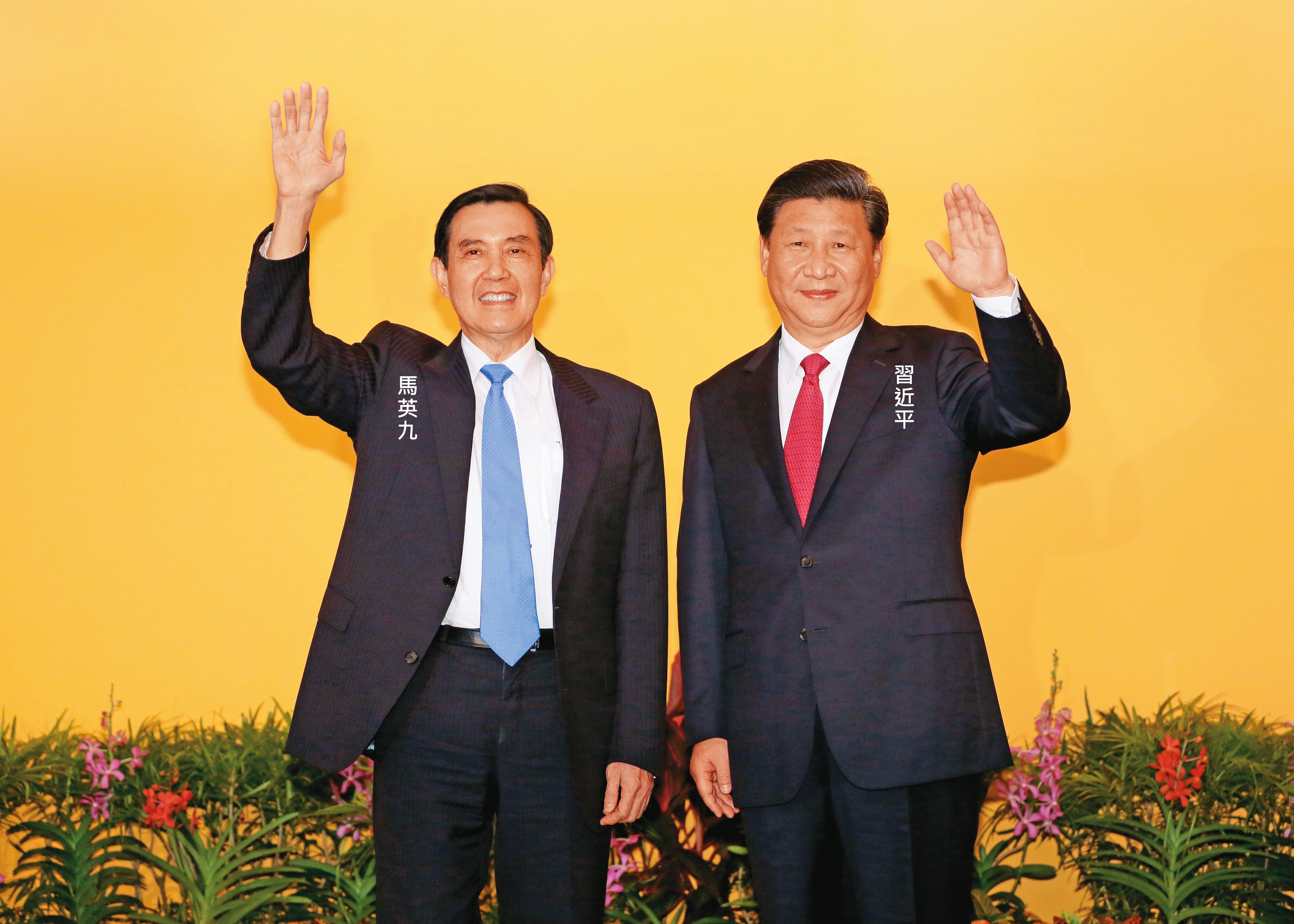 馬英九執政8年,兩岸往來密切,卻也引發民間擔憂過度傾中,最後引爆太陽花學運。圖為2015年在新加坡舉行的馬習會。(總統府提供)