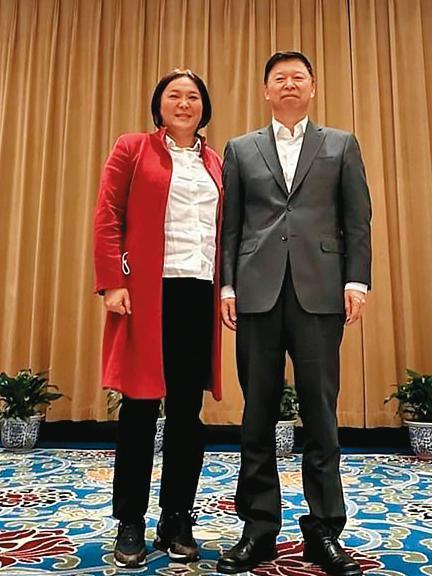 金酒被禁輸中後,藍委陳玉珍(左)等人積極協商,促成重新開放。右為國台辦主任宋濤。(翻攝陳玉珍臉書)