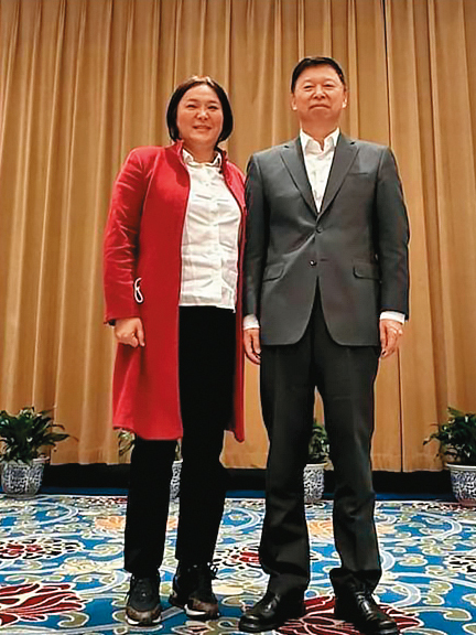 金酒被禁輸中後,藍委陳玉珍(左)等人積極協商,促成重新開放。右為國台辦主任宋濤。(翻攝陳玉珍臉書)