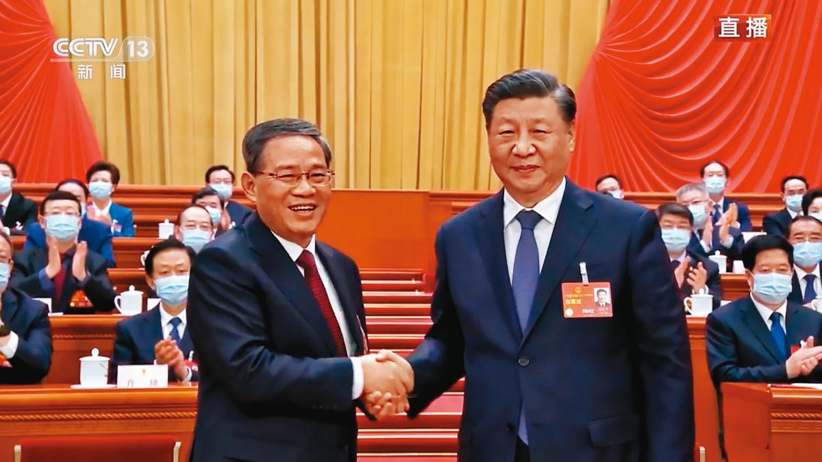 中國國家主席習近平(右)在今年兩會後正式展開第三任任期,對台工作方針也有些許改變。左為新任中國國務院總理李強。(翻攝央視新聞)