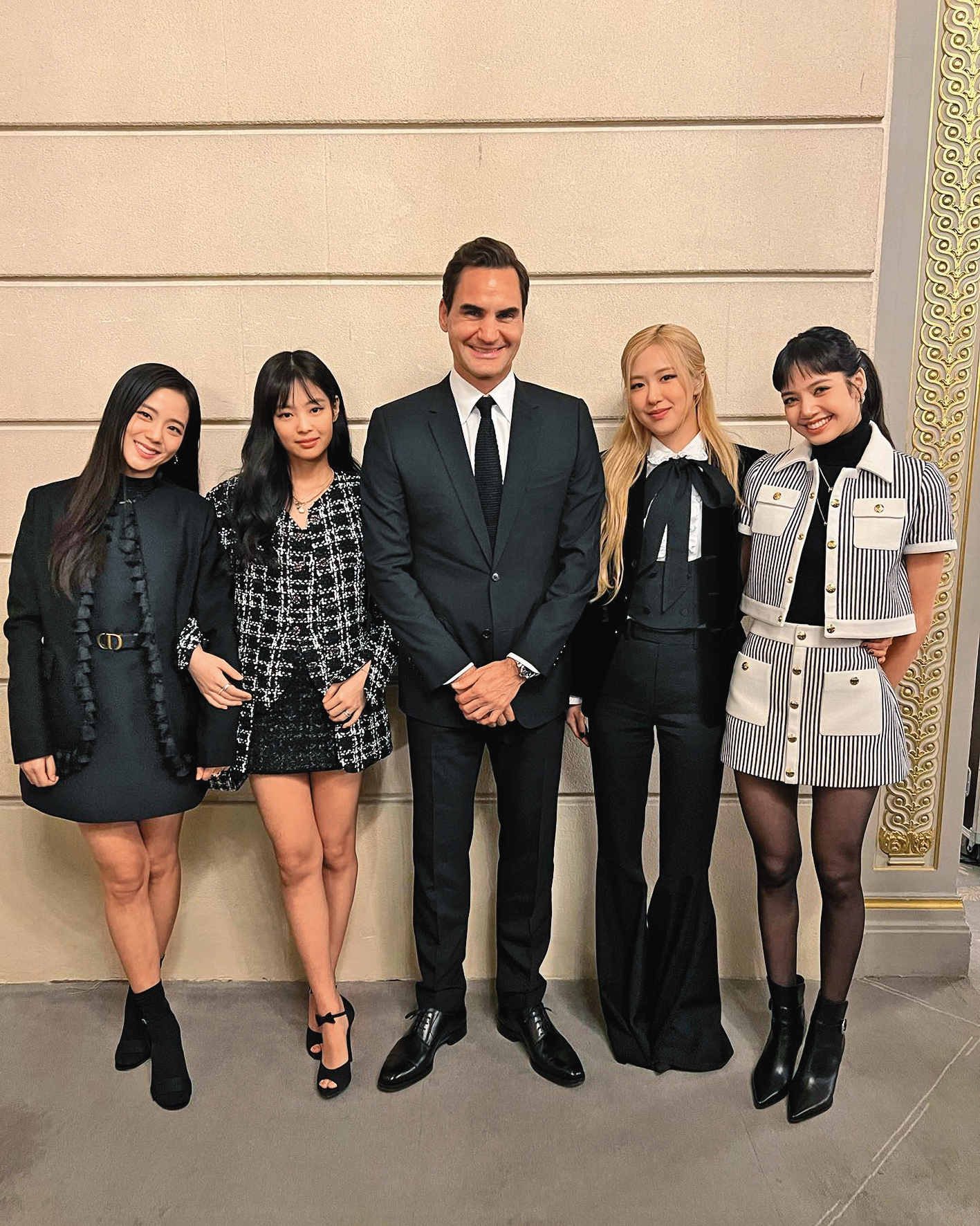 BLACKPINK魅力無窮,連退役網球球王費德勒(中)的孩子也是她們的粉絲,費德勒曬照片寫道:「我的小孩說這張照片一定要貼在IG上。」(翻攝自rogerfederer IG)