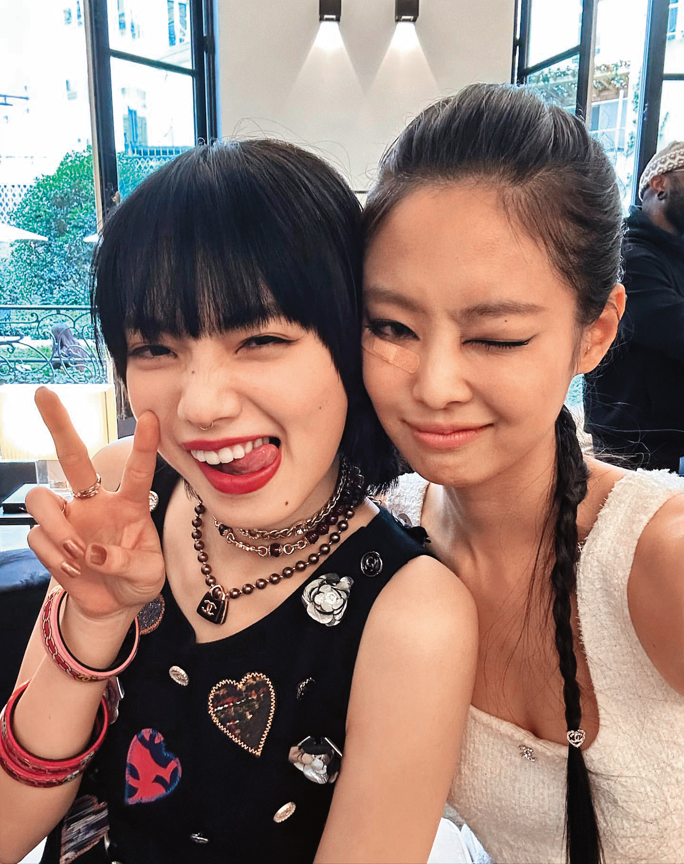 Jennie(右)臉上貼OK繃與日本女星小松菜奈(左)在巴黎香奈兒時裝秀貼臉比可愛。(翻攝自jennierubyjane IG)