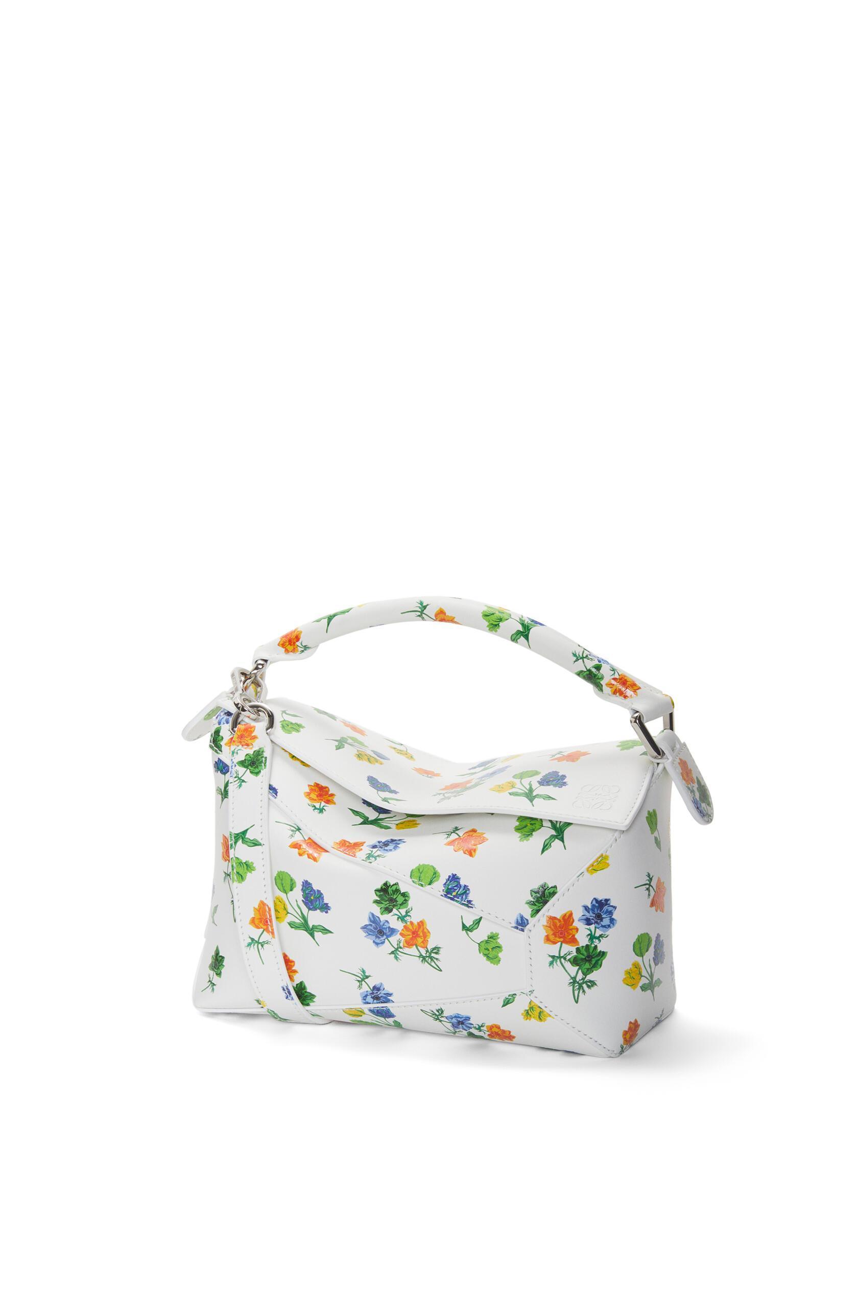 Puzzle Edge花卉圖騰肩背提包。NT$115,000（LOEWE提供）