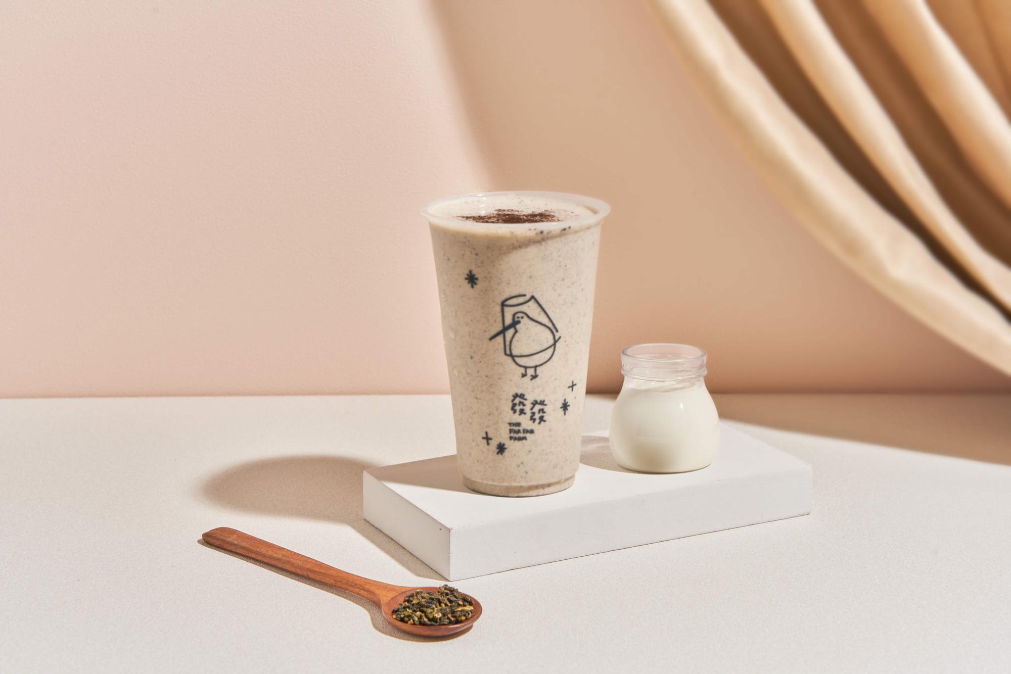 「發發牧場」 3月新品「復刻紅茶優格」以優格的酸甜結合茶香。（90元／杯，發發牧場提供）